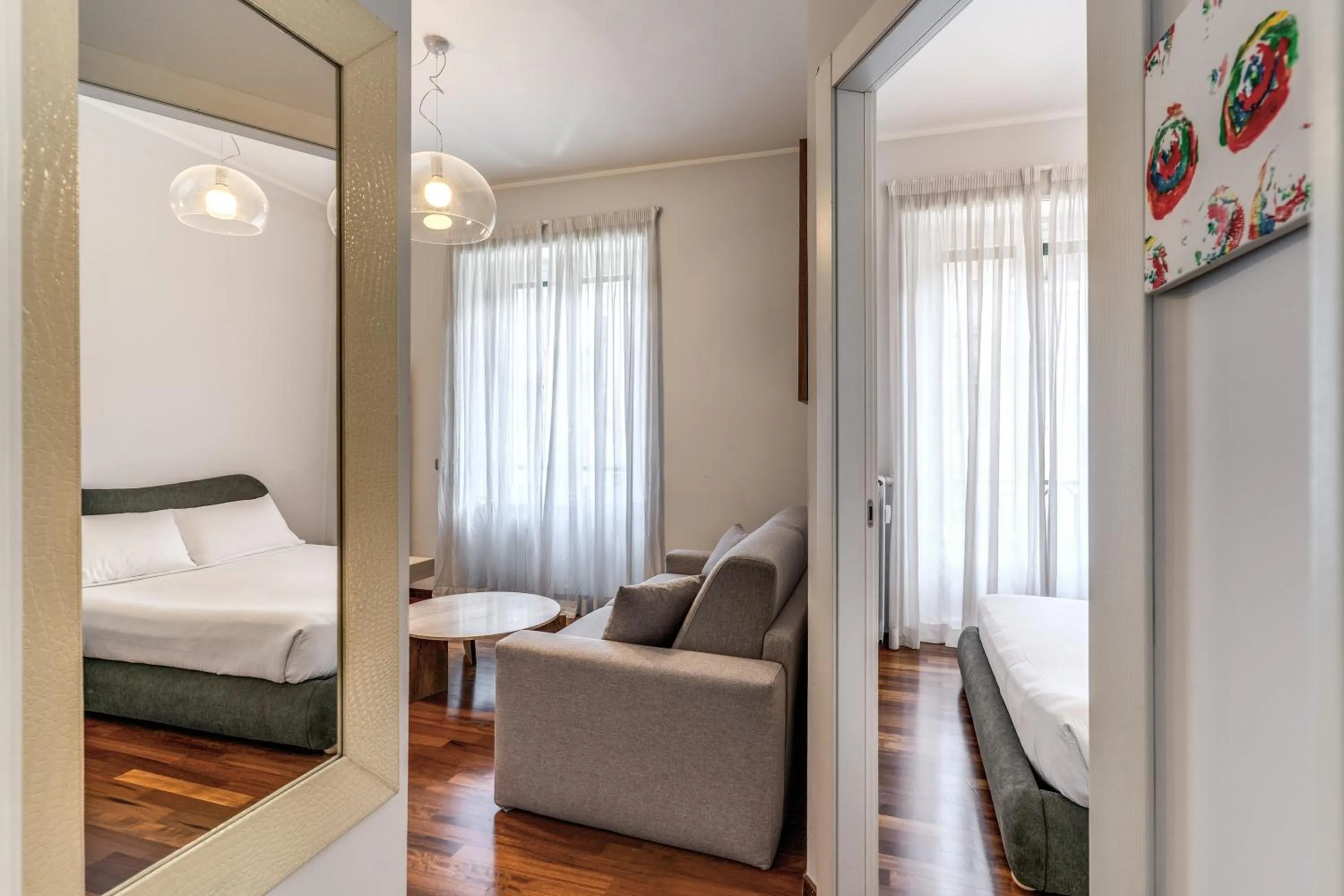 Living room, Bed in 43 Station Hotel