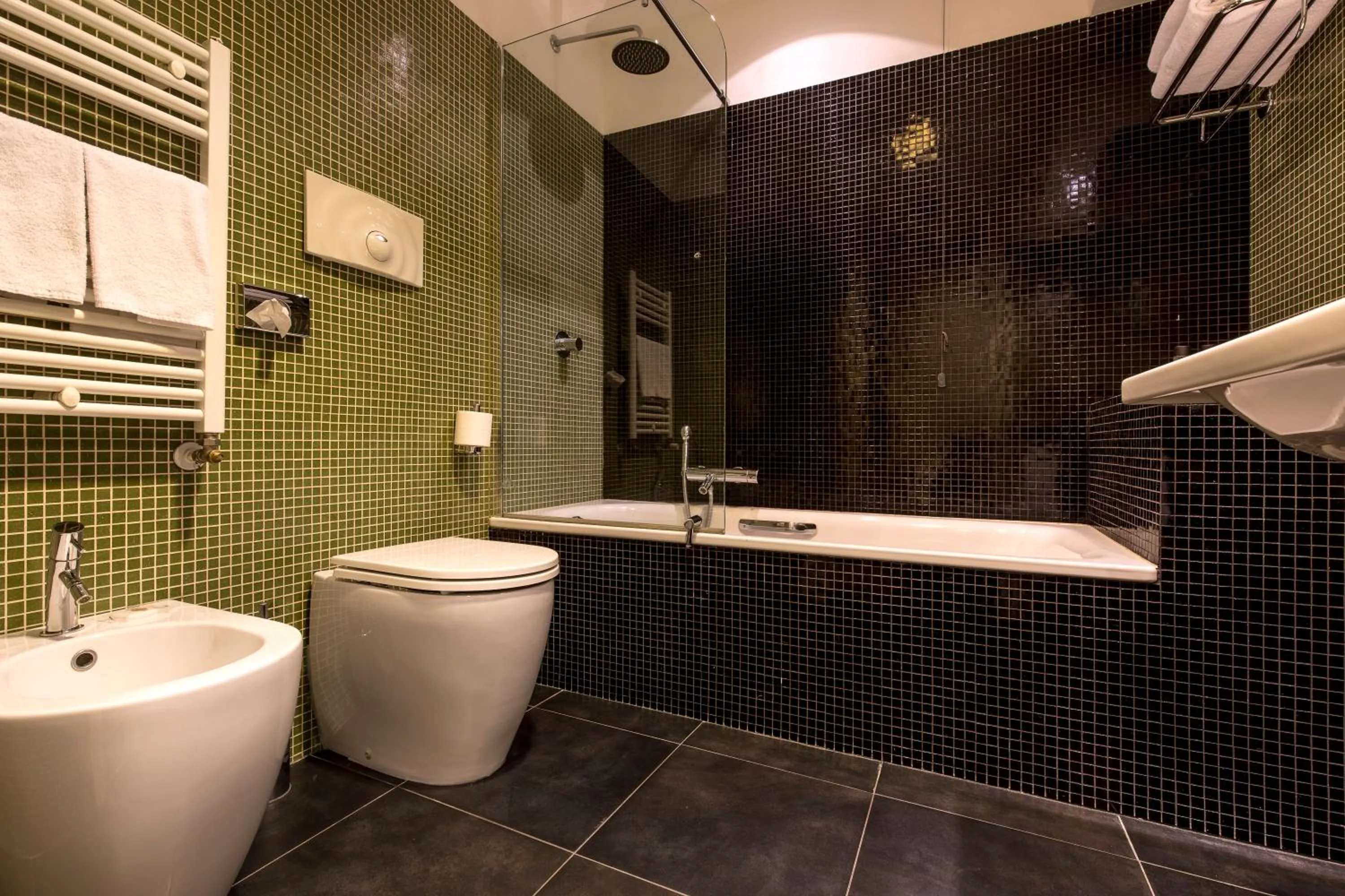 Shower in 43 Station Hotel