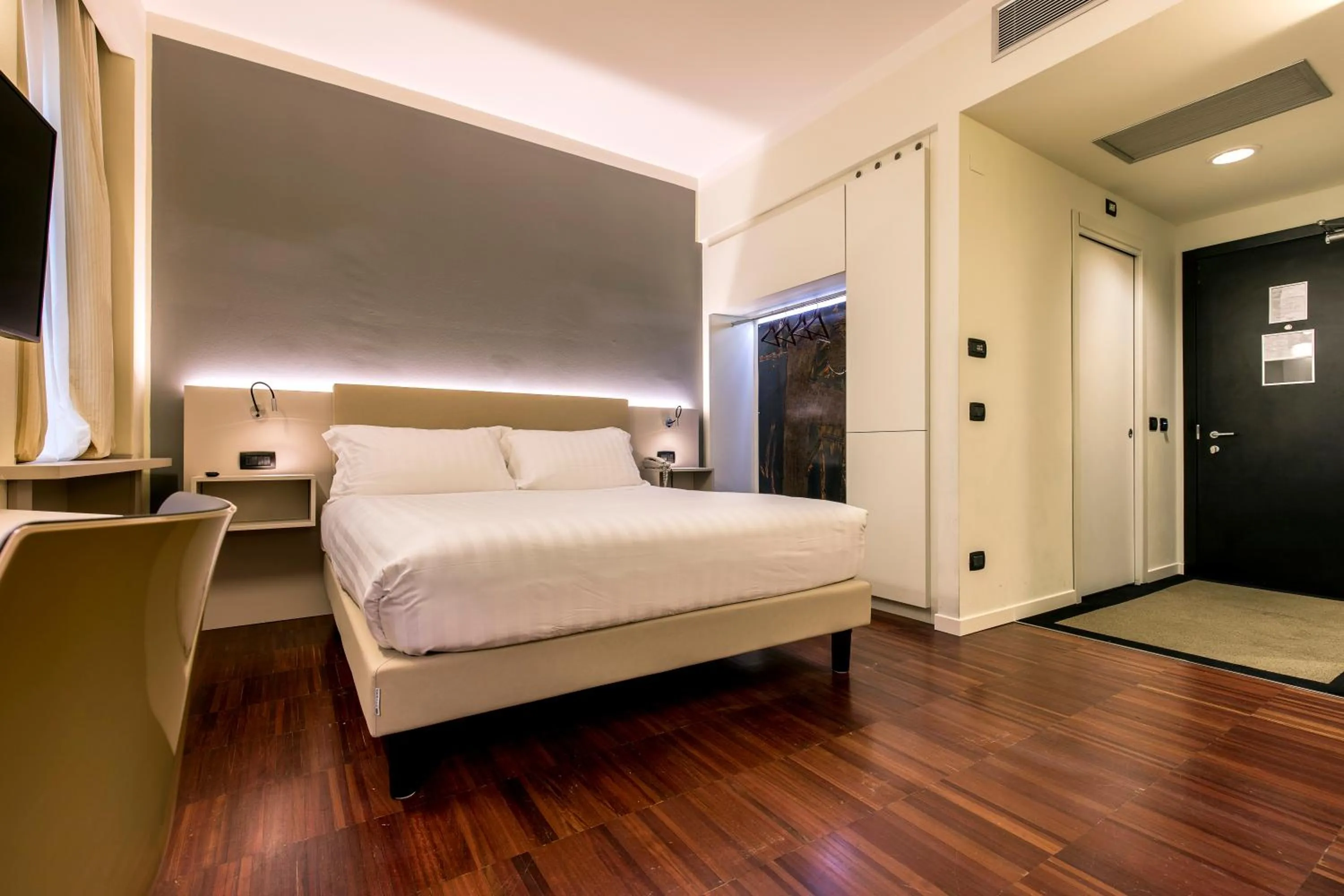 Bed in 43 Station Hotel