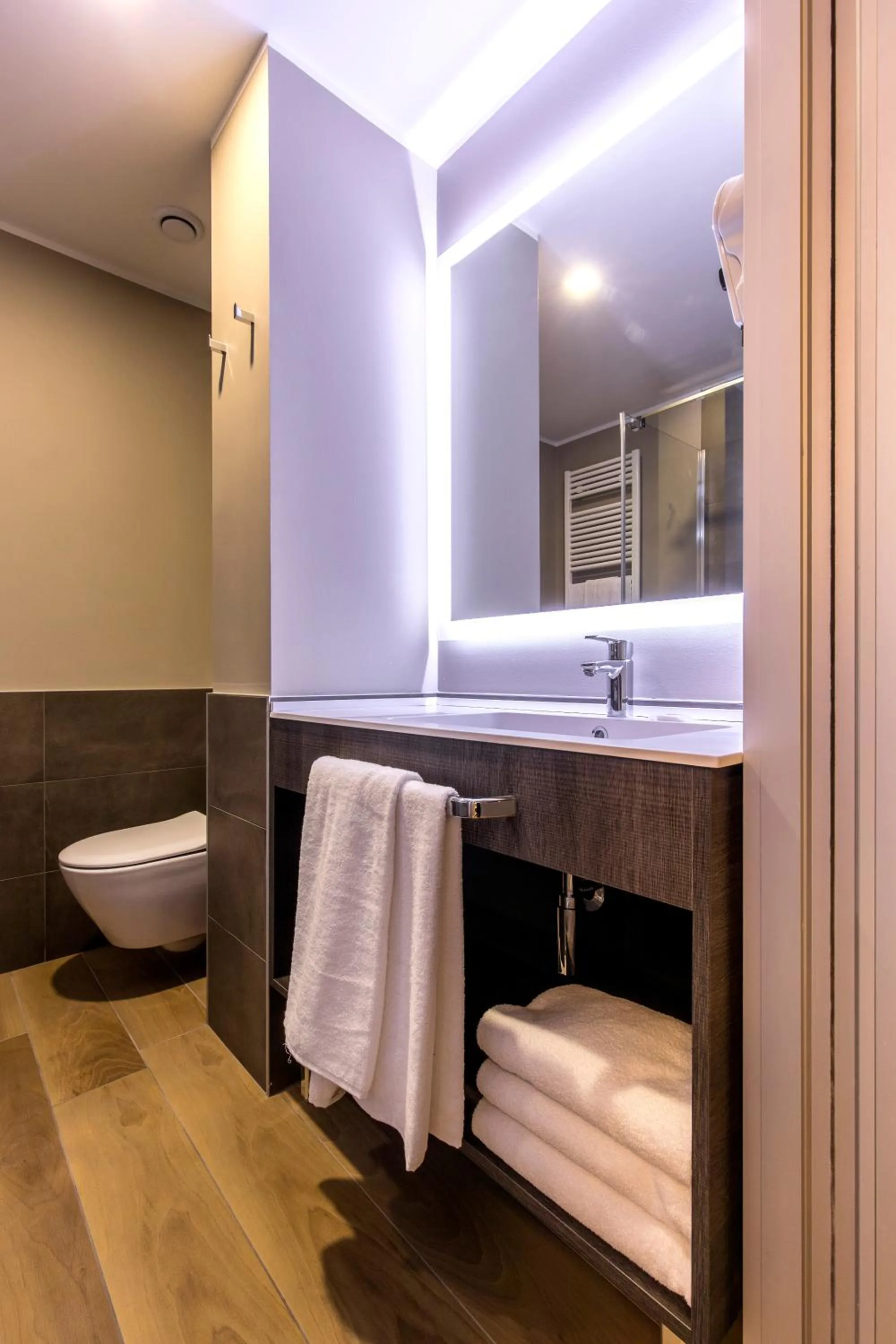 Shower in 43 Station Hotel