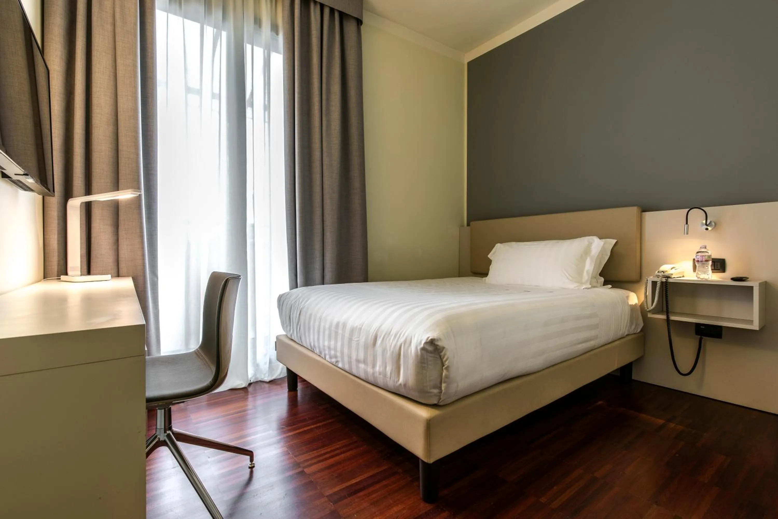 Bed in 43 Station Hotel