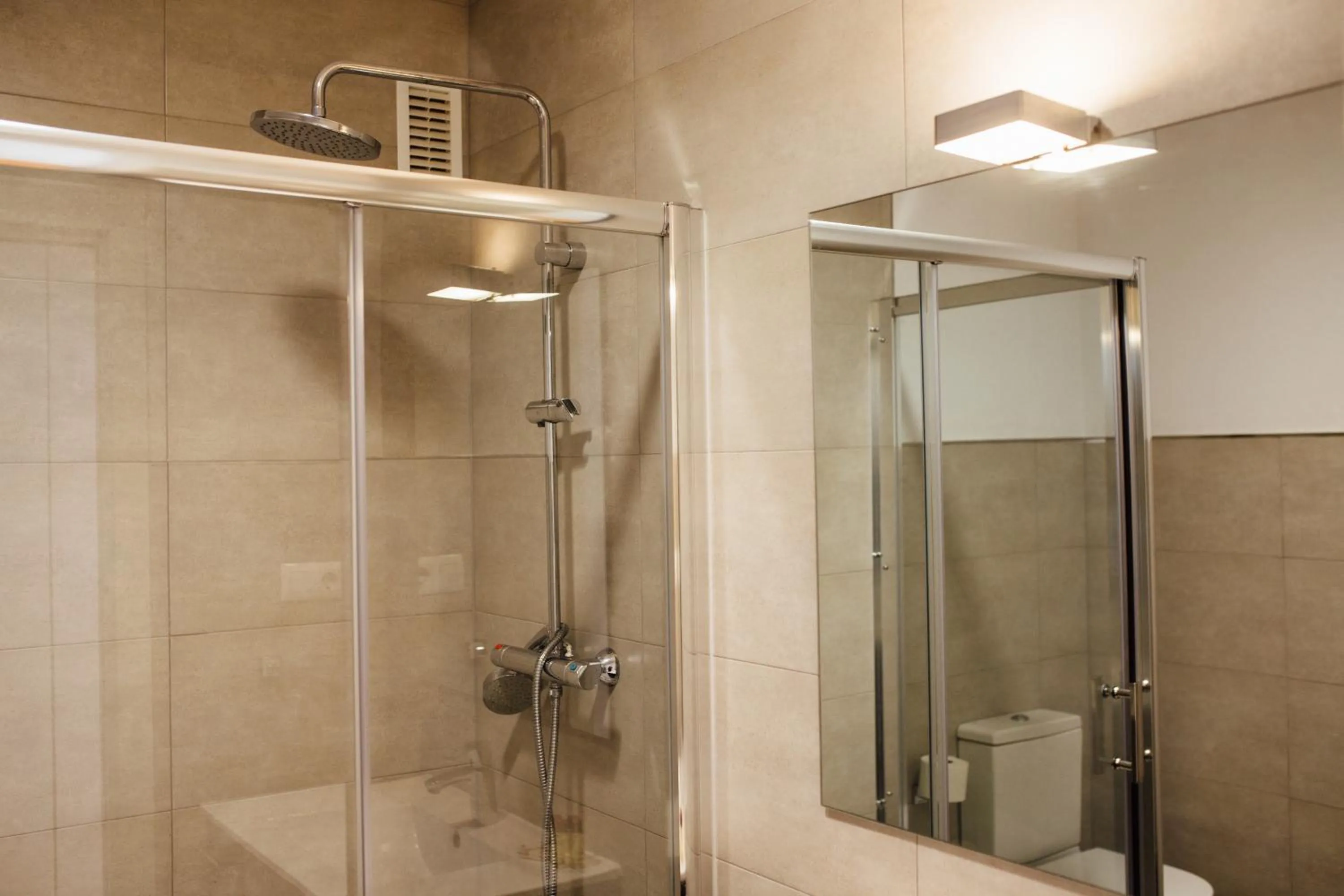 Shower in Botànic Apartaments