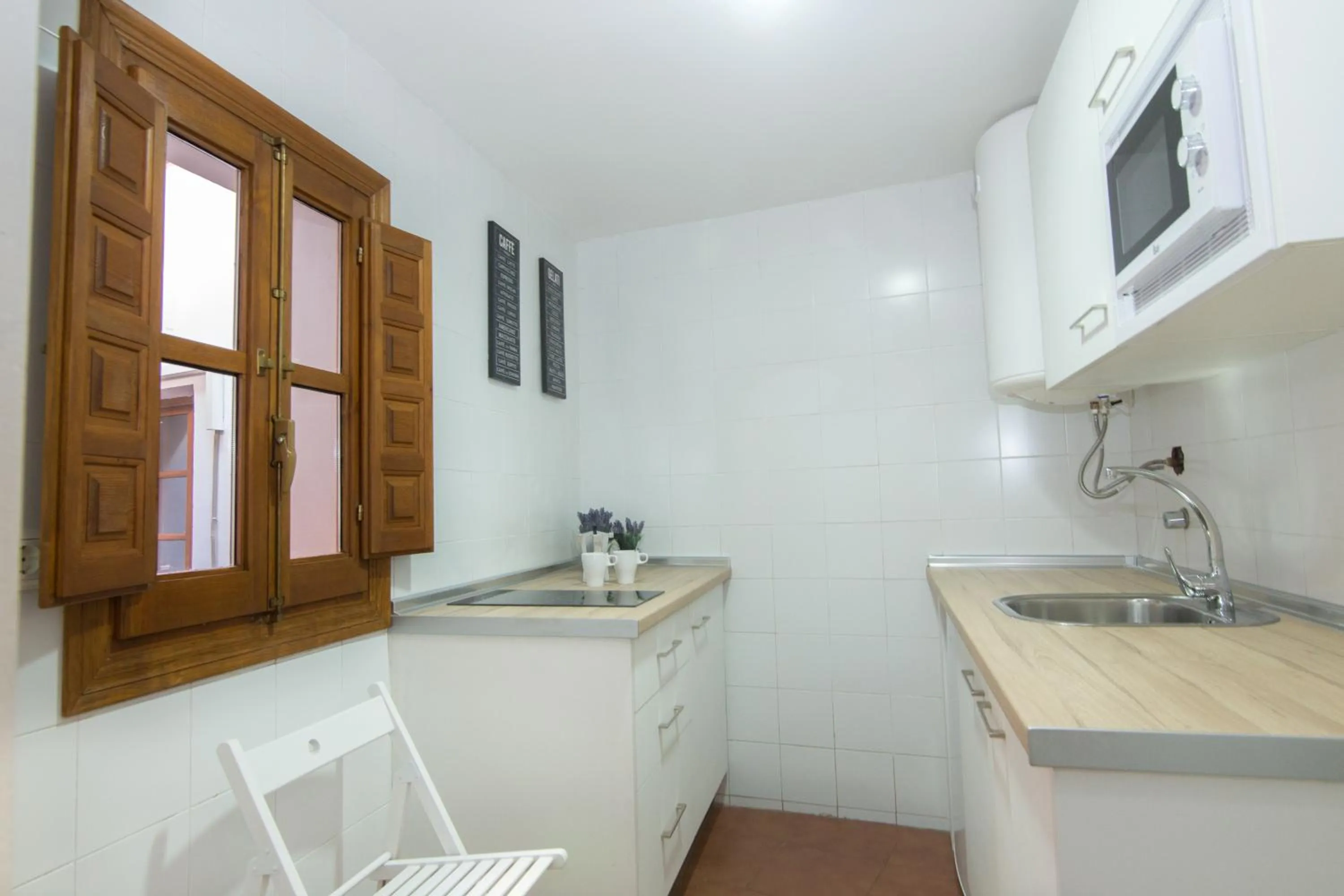 Kitchen or kitchenette in Apartamentos Nahira Suites 3000