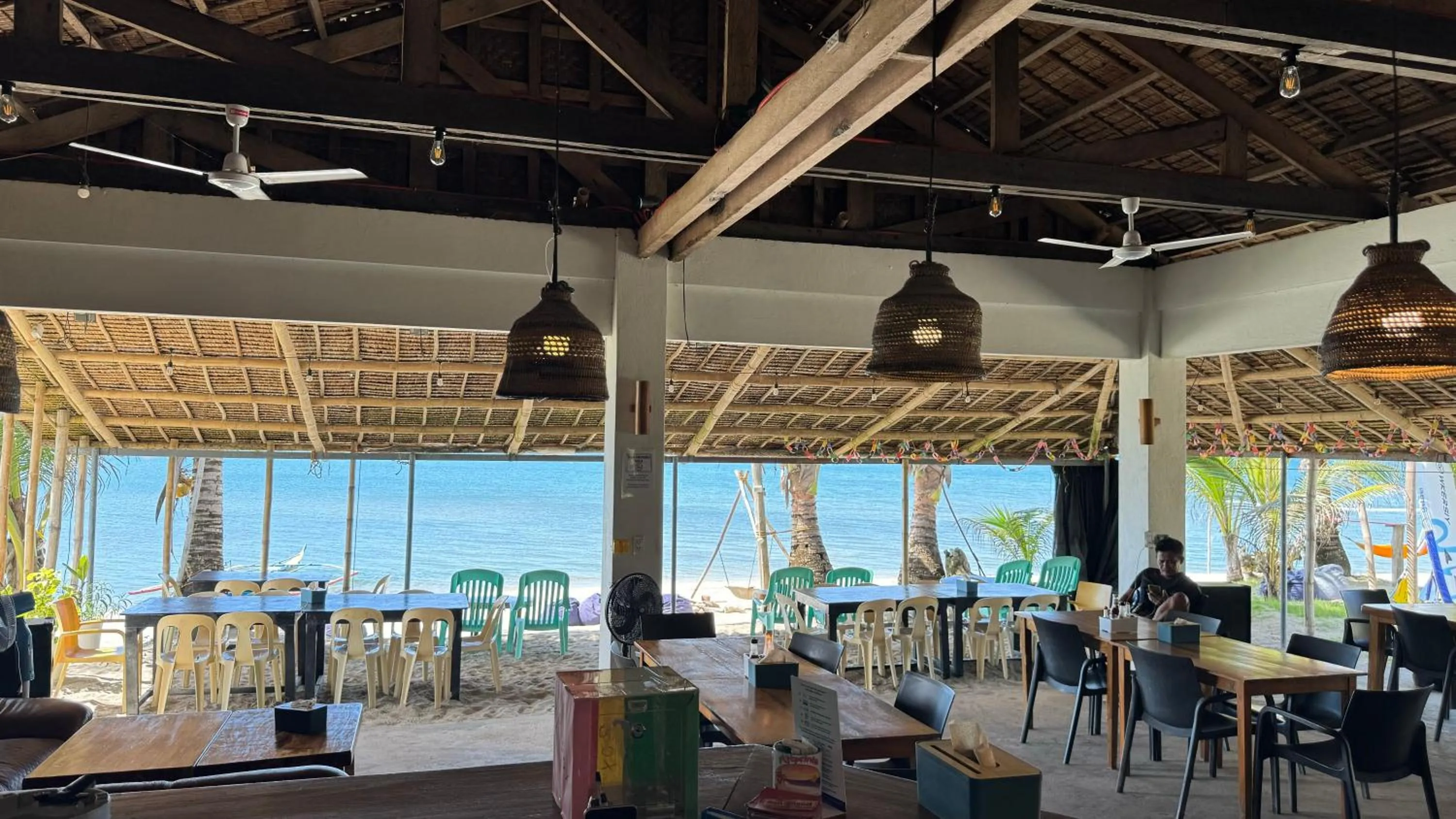 Restaurant/places to eat in Footprints Beach Resort