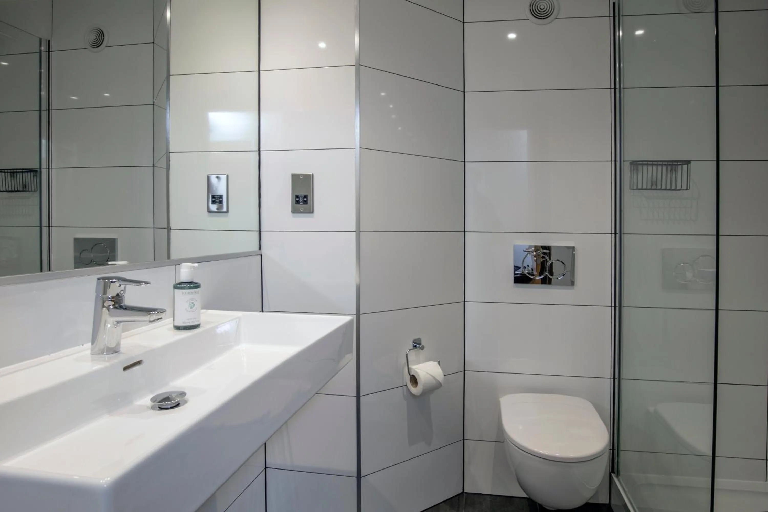 Shower in Best Western Appleby Park Hotel