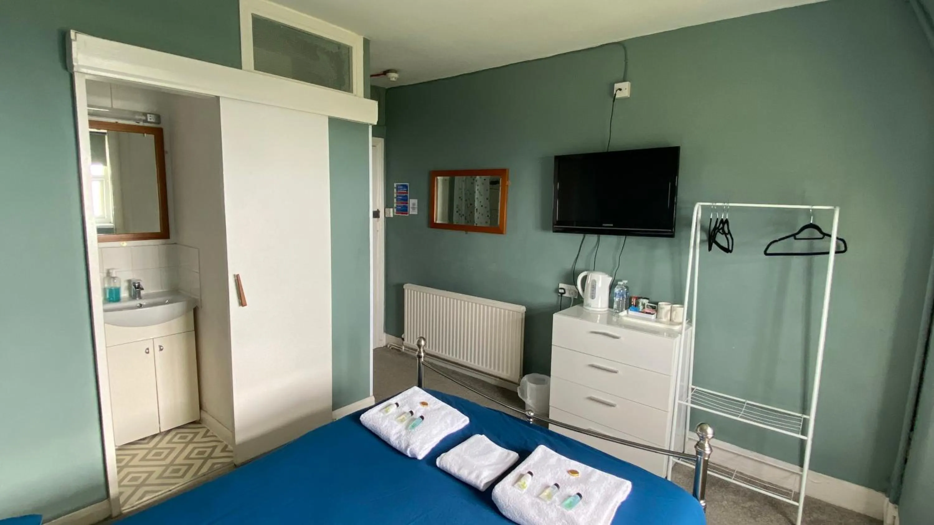 Photo of the whole room, Bed in Westward Ho Hotel