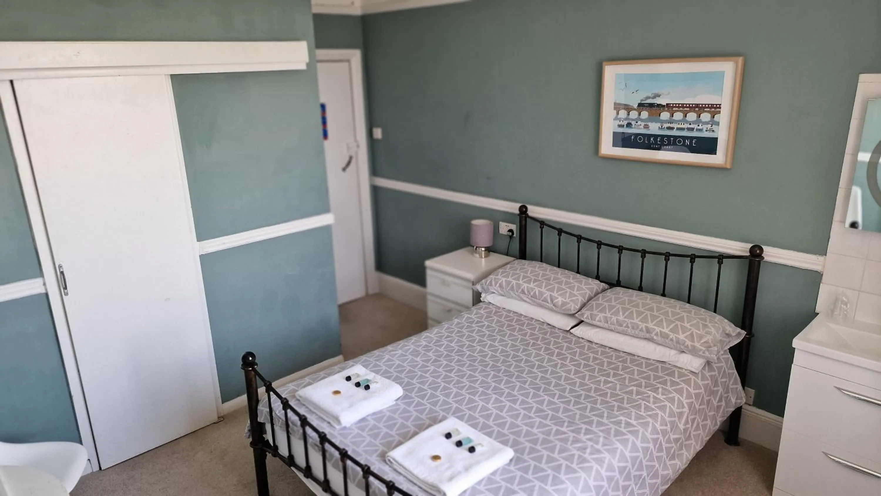 Photo of the whole room, Bed in Westward Ho Hotel