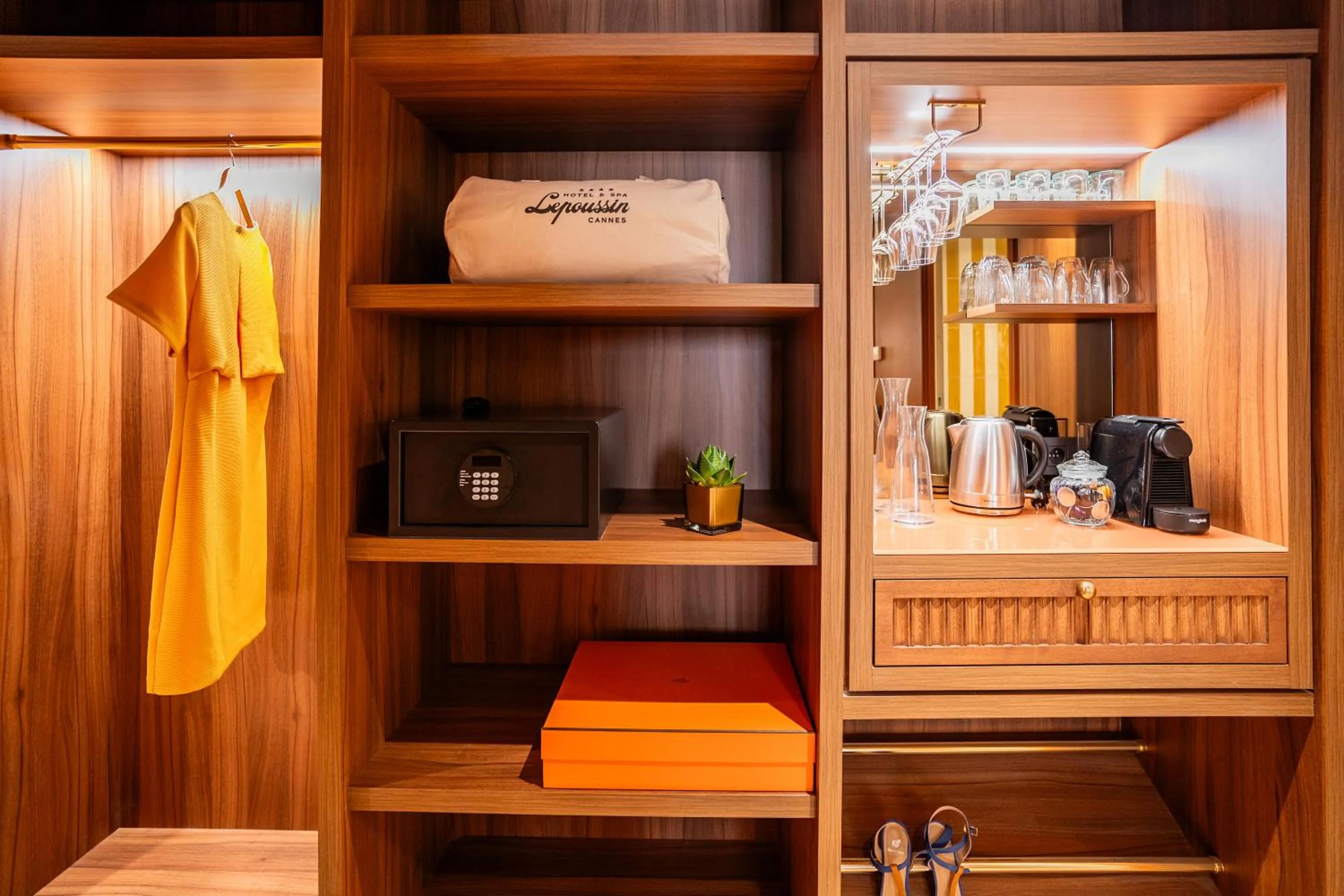 Coffee/tea facilities in Hôtel Lepoussin