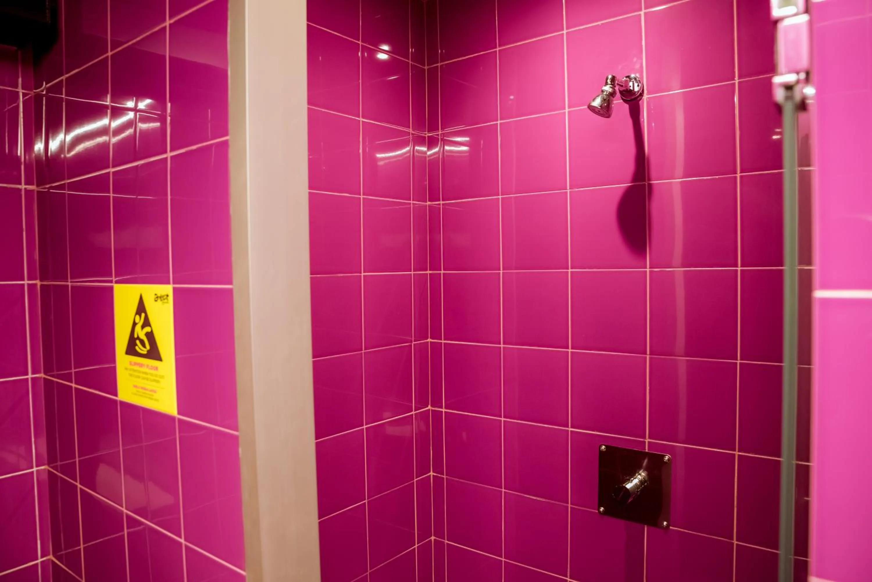 Shower in AMISTAT Island Hostel Ibiza - ALBERGUE JUVENIL