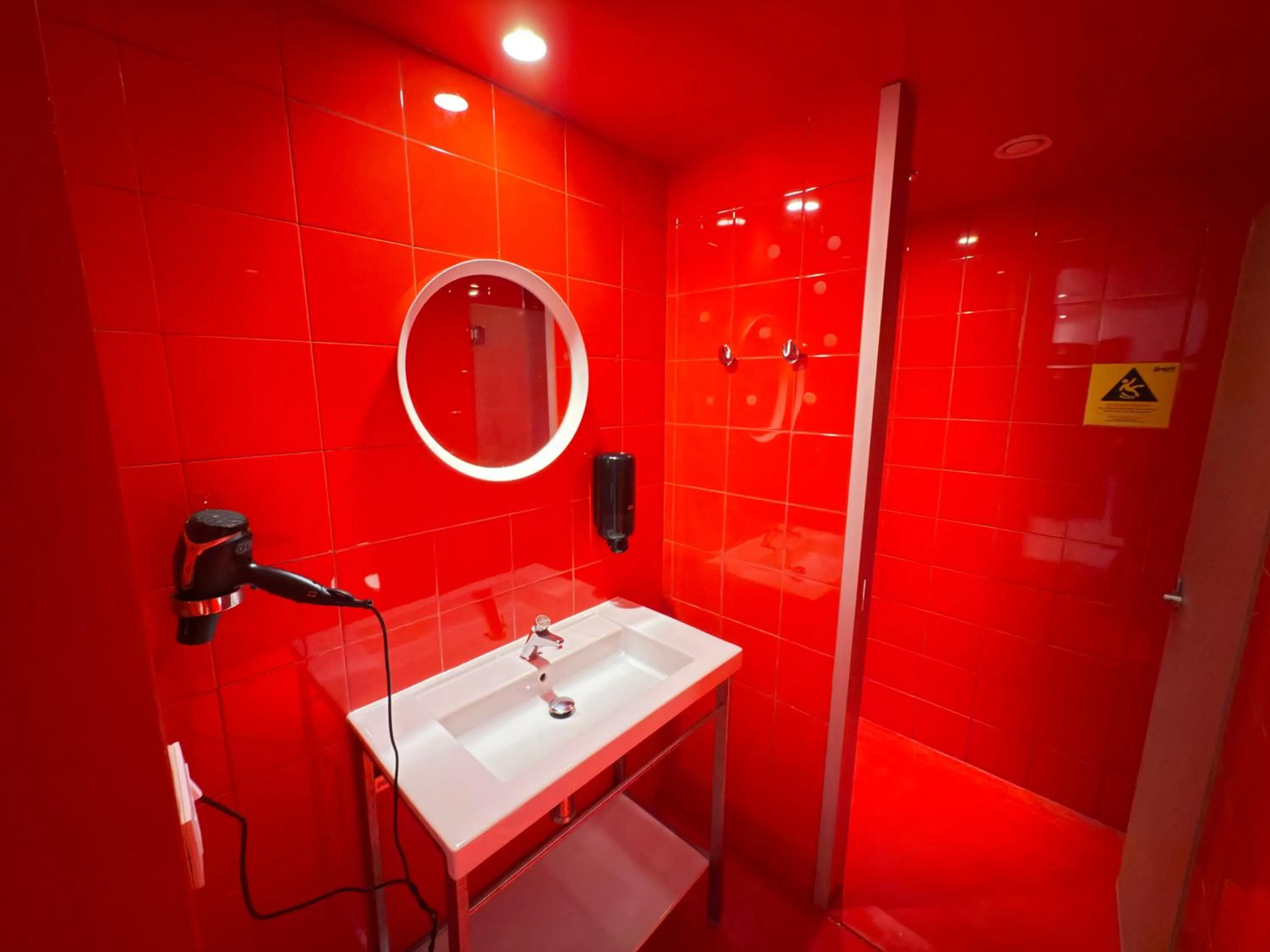 Shower in AMISTAT Island Hostel Ibiza - ALBERGUE JUVENIL