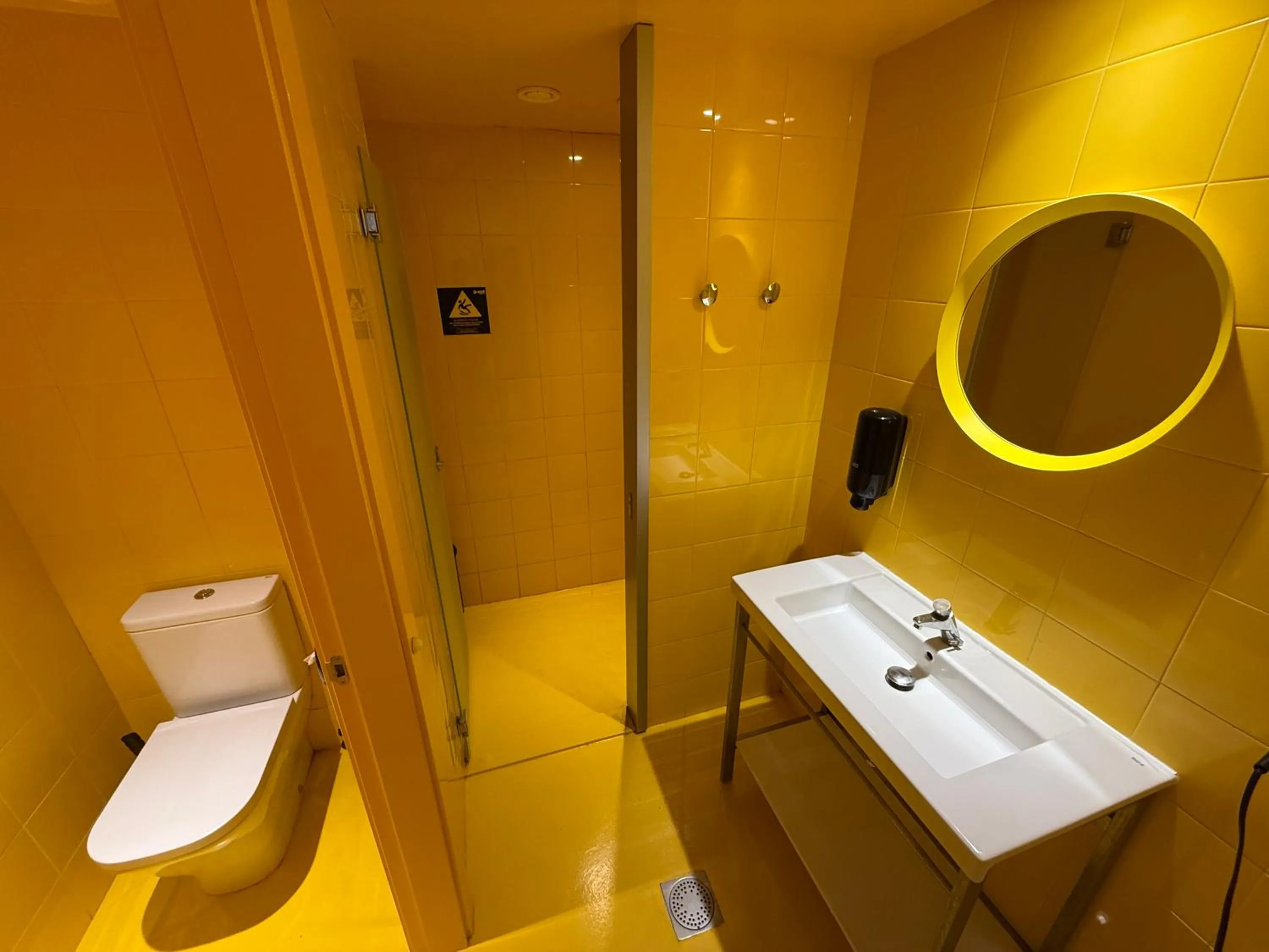 Shower in AMISTAT Island Hostel Ibiza - ALBERGUE JUVENIL