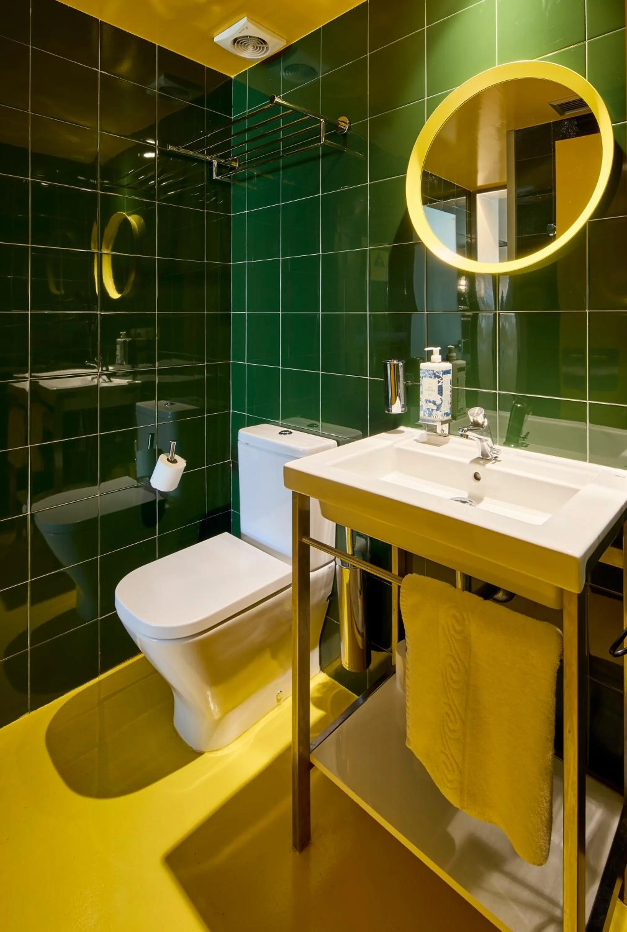 Shower in AMISTAT Island Hostel Ibiza - ALBERGUE JUVENIL