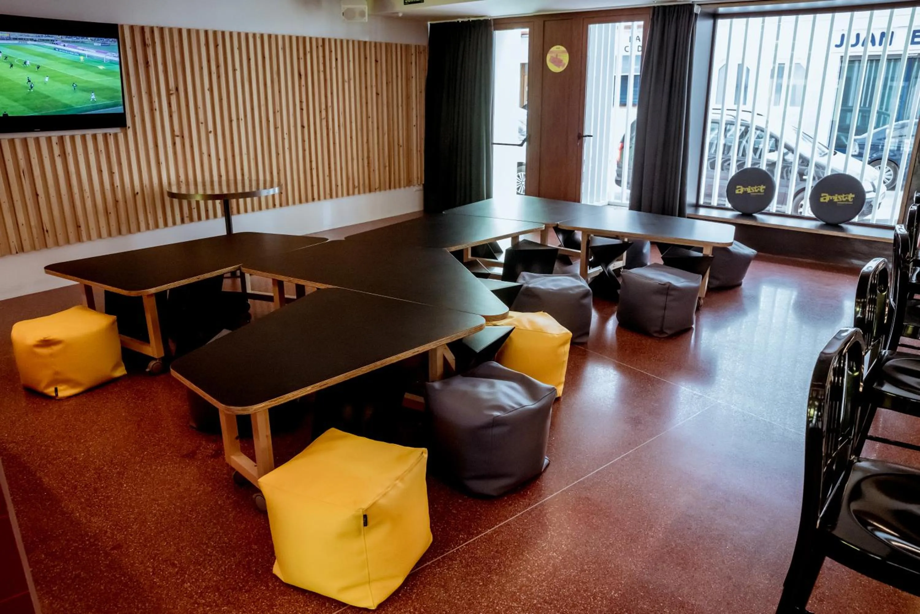 Communal lounge/ TV room in AMISTAT Island Hostel Ibiza - ALBERGUE JUVENIL