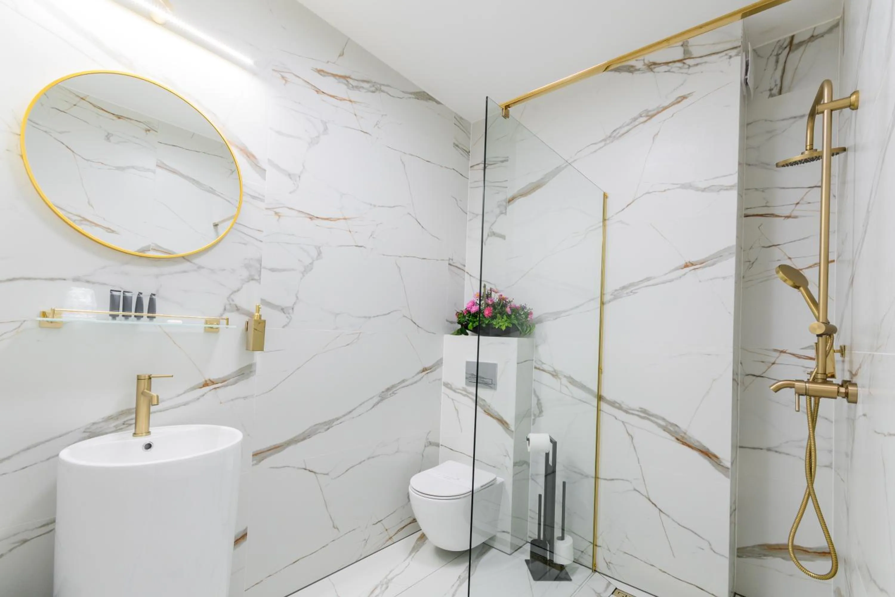 Shower in Hotel Lantier & Swimming Pool Zone