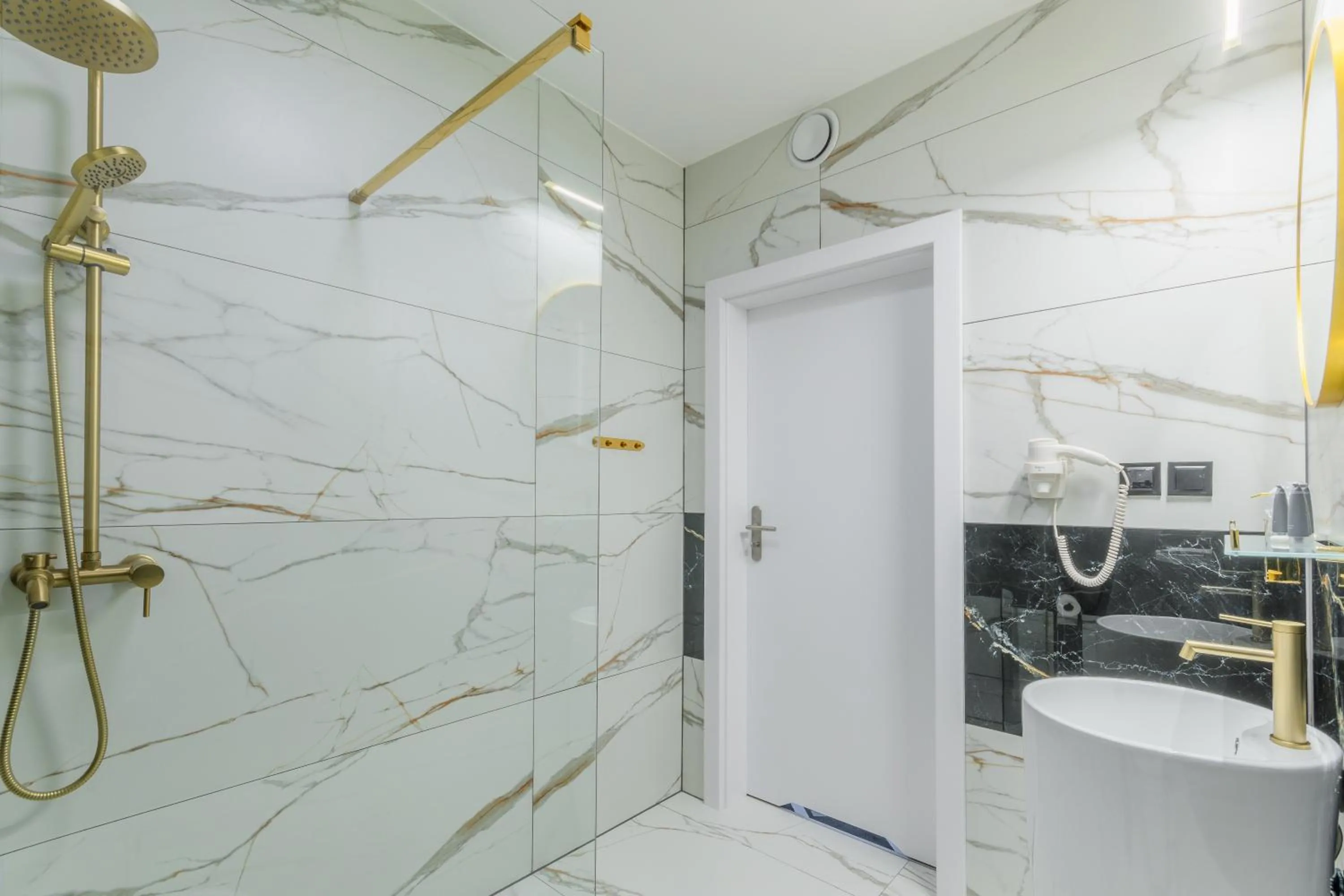 Shower in Hotel Lantier & Swimming Pool Zone