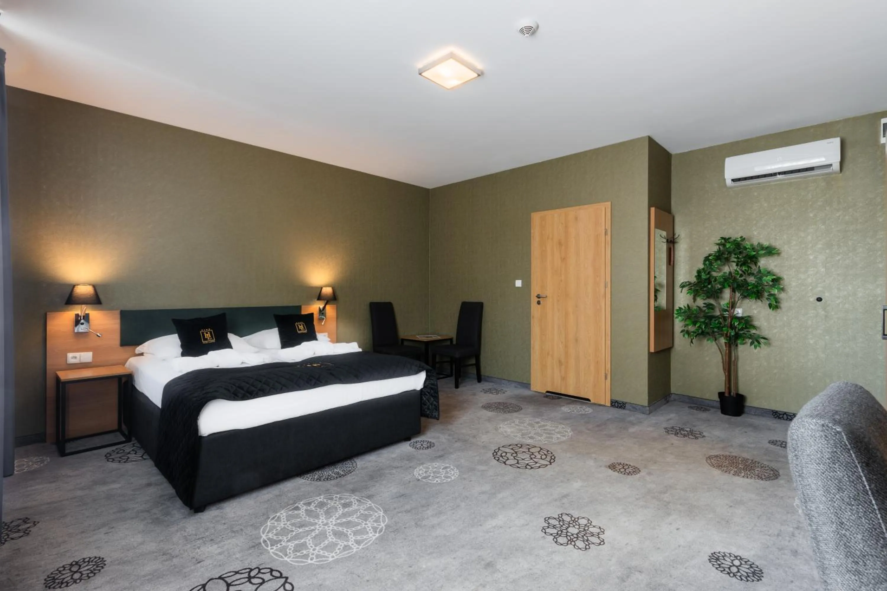 Bed in Hotel Lantier & Swimming Pool Zone