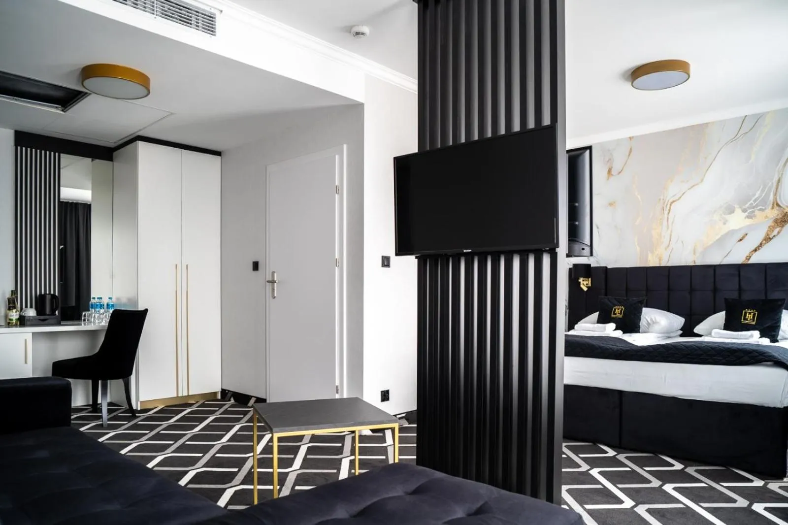 Bed in Hotel Lantier & Swimming Pool Zone