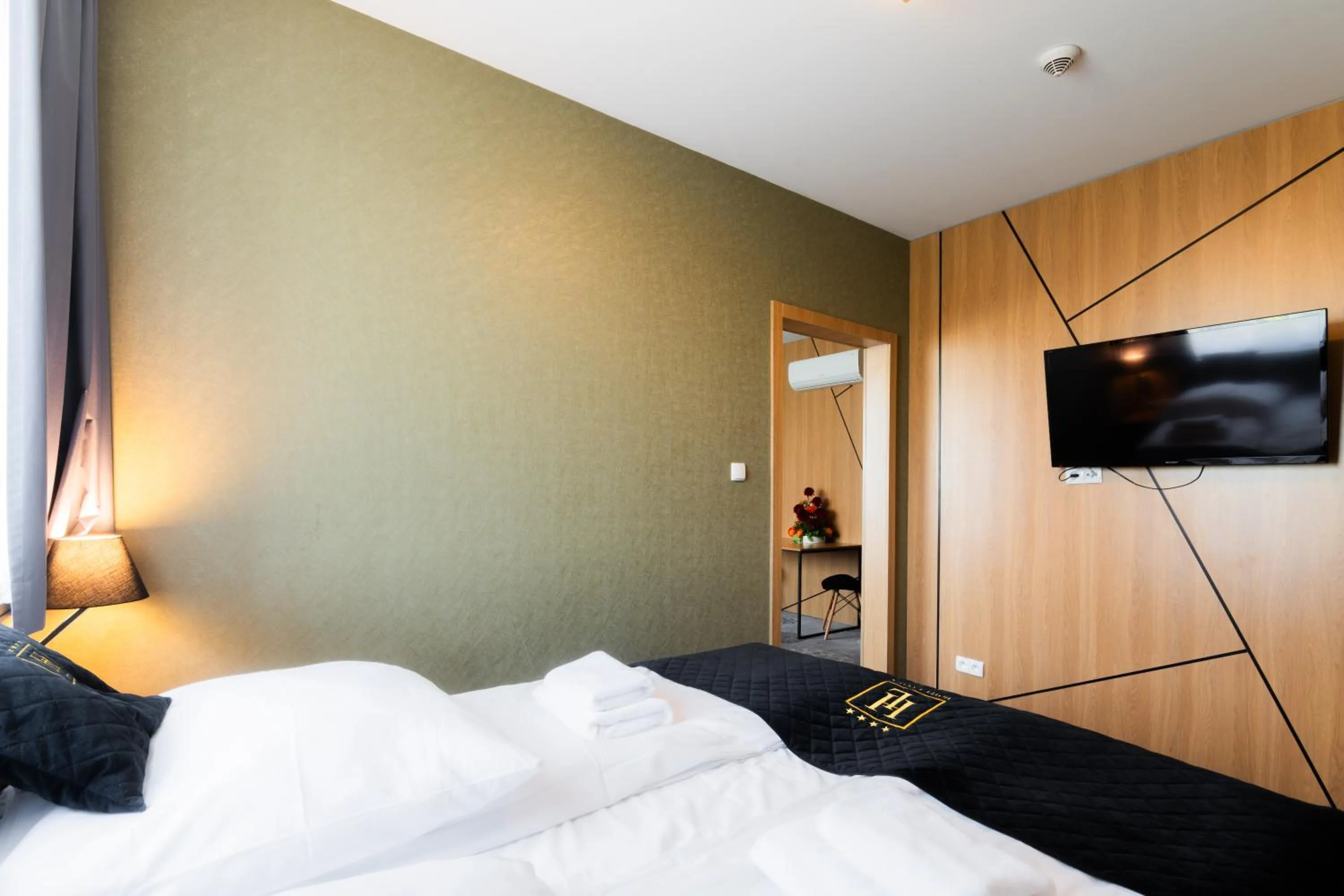 Bed in Hotel Lantier & Swimming Pool Zone