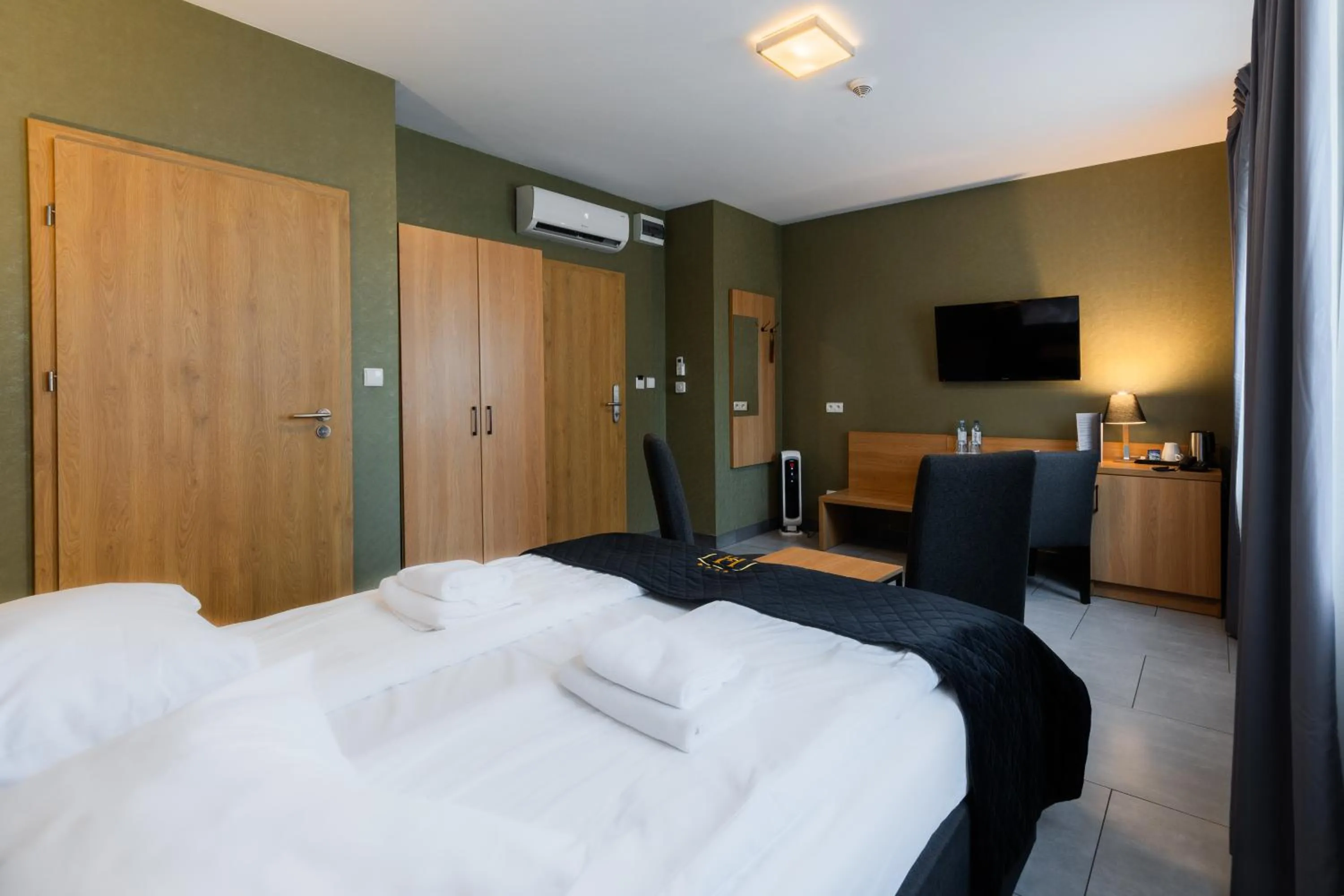 Bed in Hotel Lantier & Swimming Pool Zone