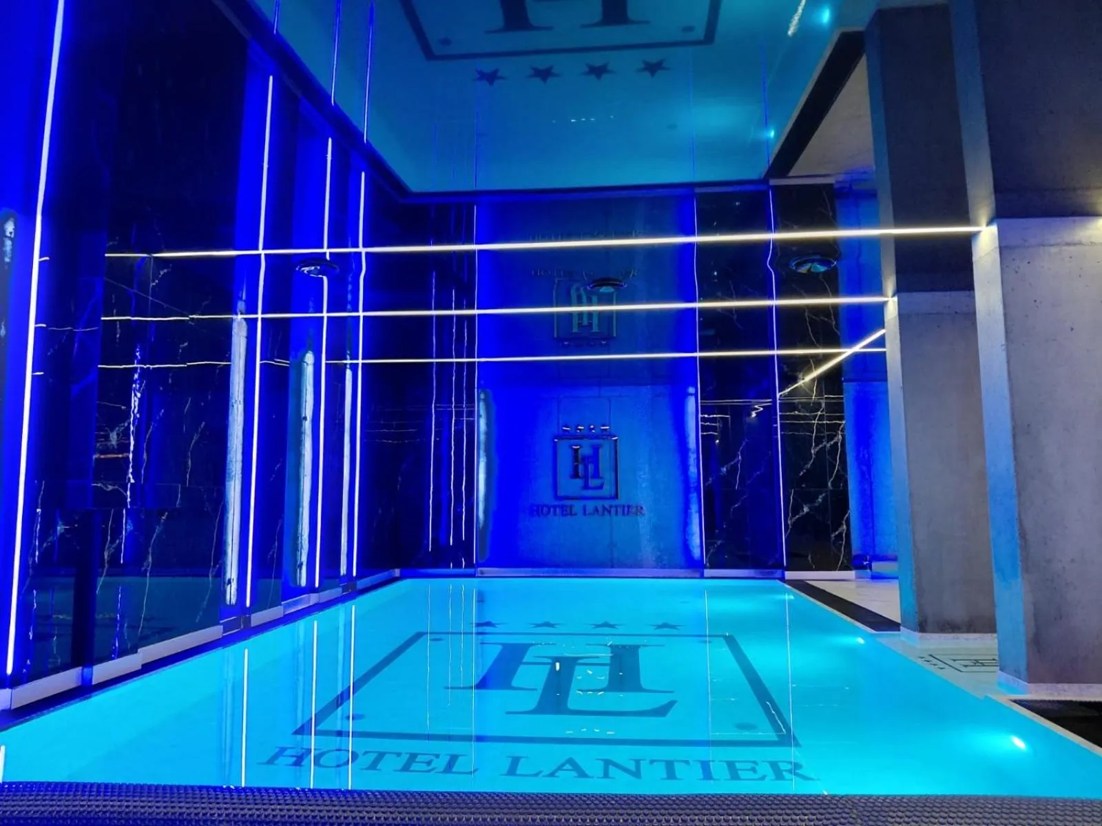 Hotel Lantier & Swimming Pool Zone