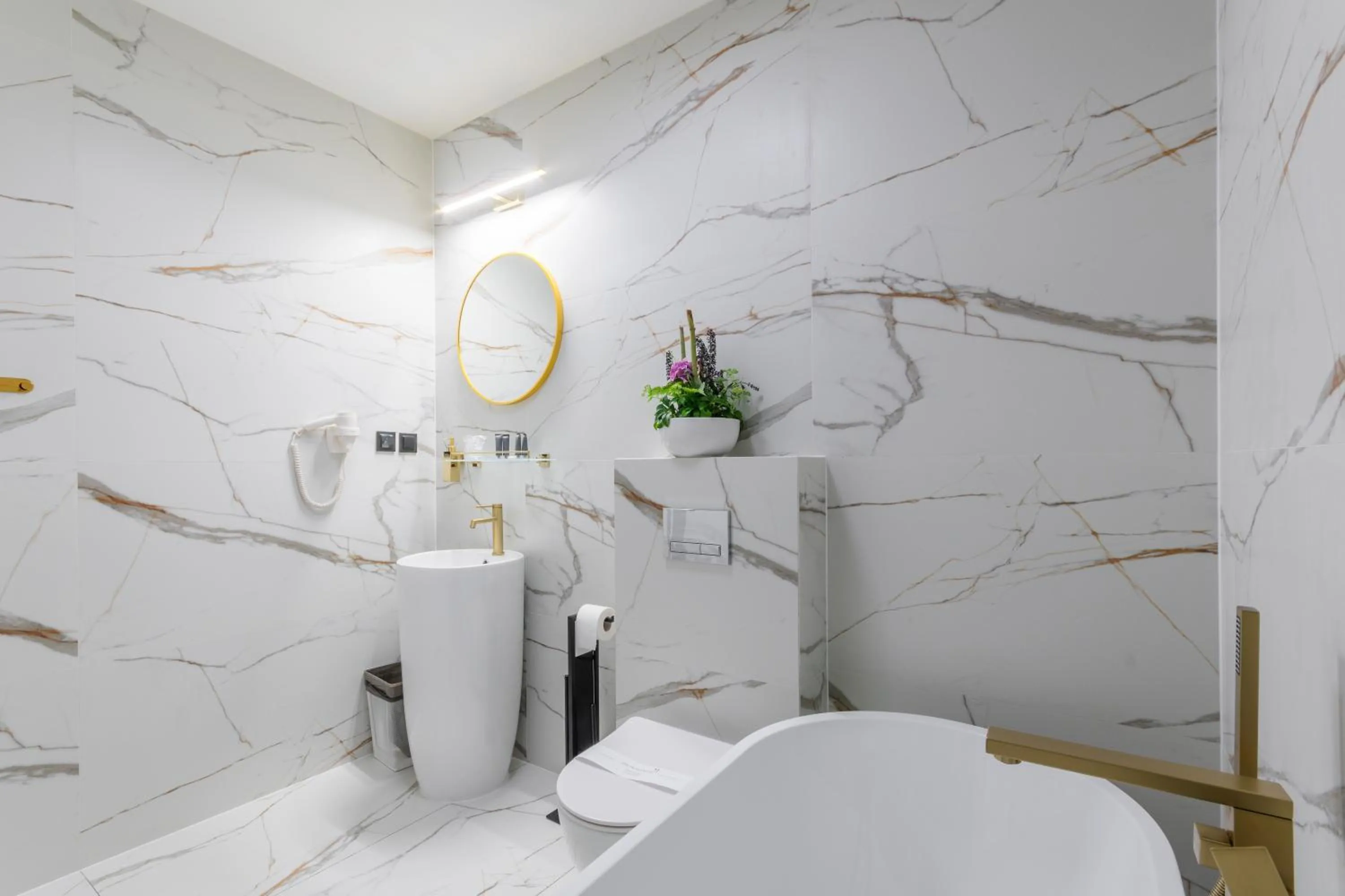 Toilet in Hotel Lantier & Swimming Pool Zone