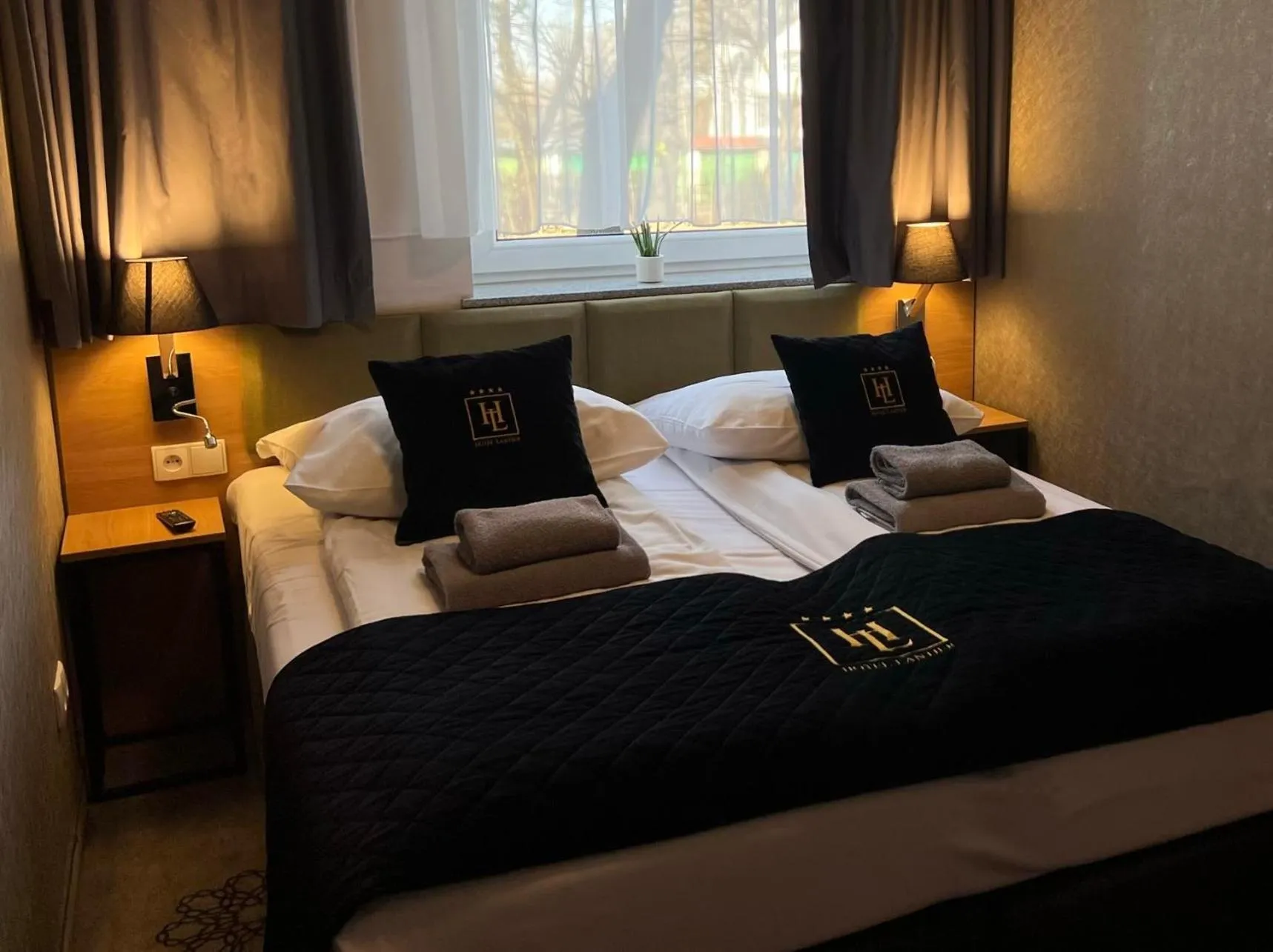 Bed in Hotel Lantier & Swimming Pool Zone