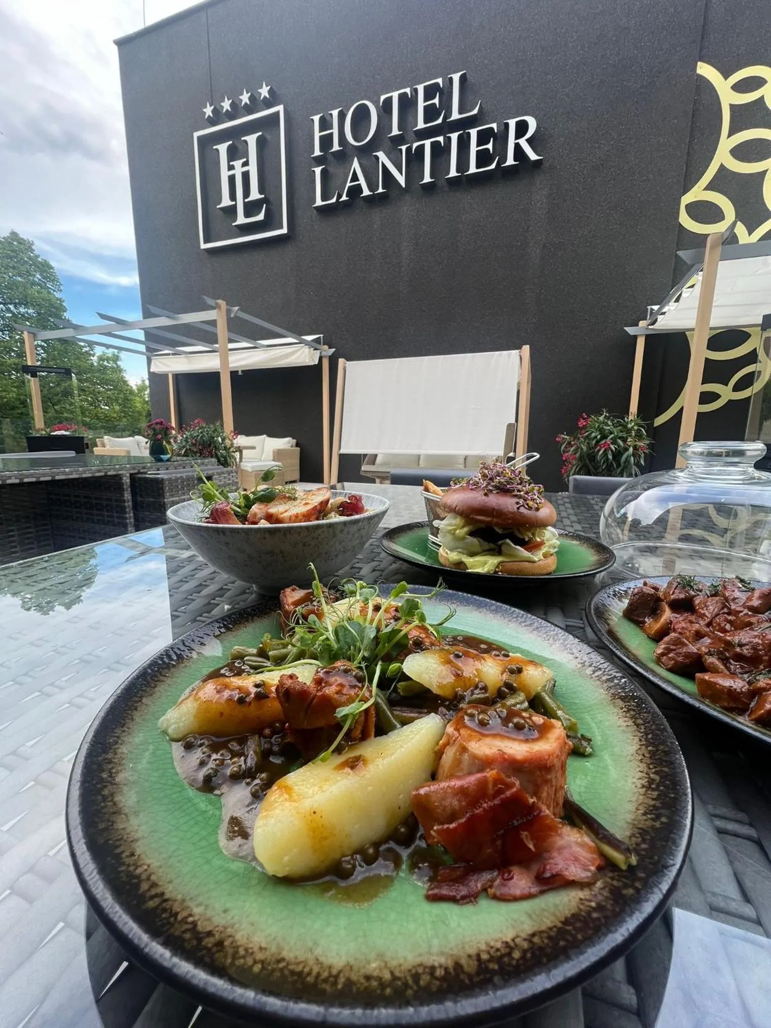 Restaurant/places to eat in Hotel Lantier & Swimming Pool Zone