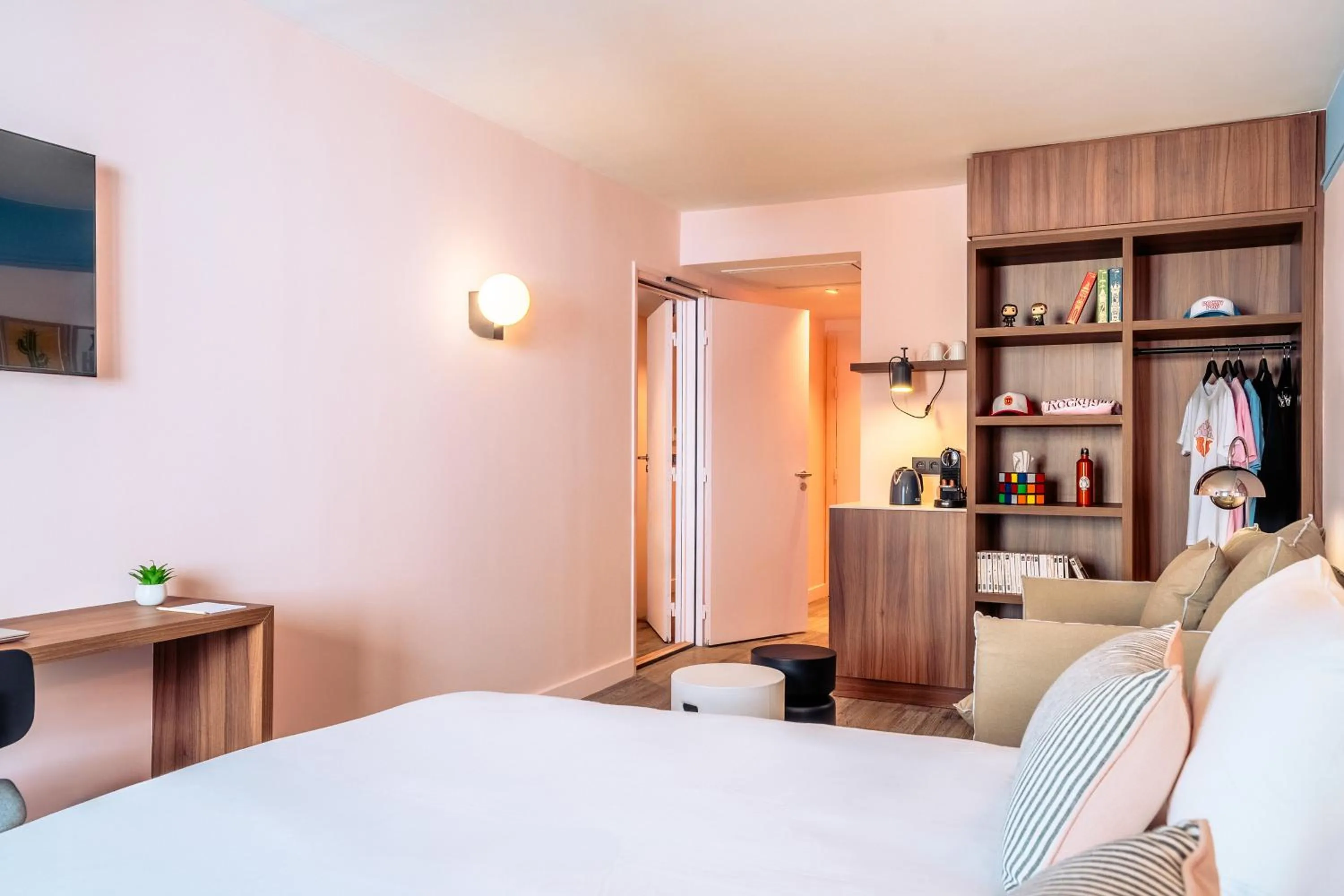 Photo of the whole room, Bed in RockyPop Marseille Hôtel