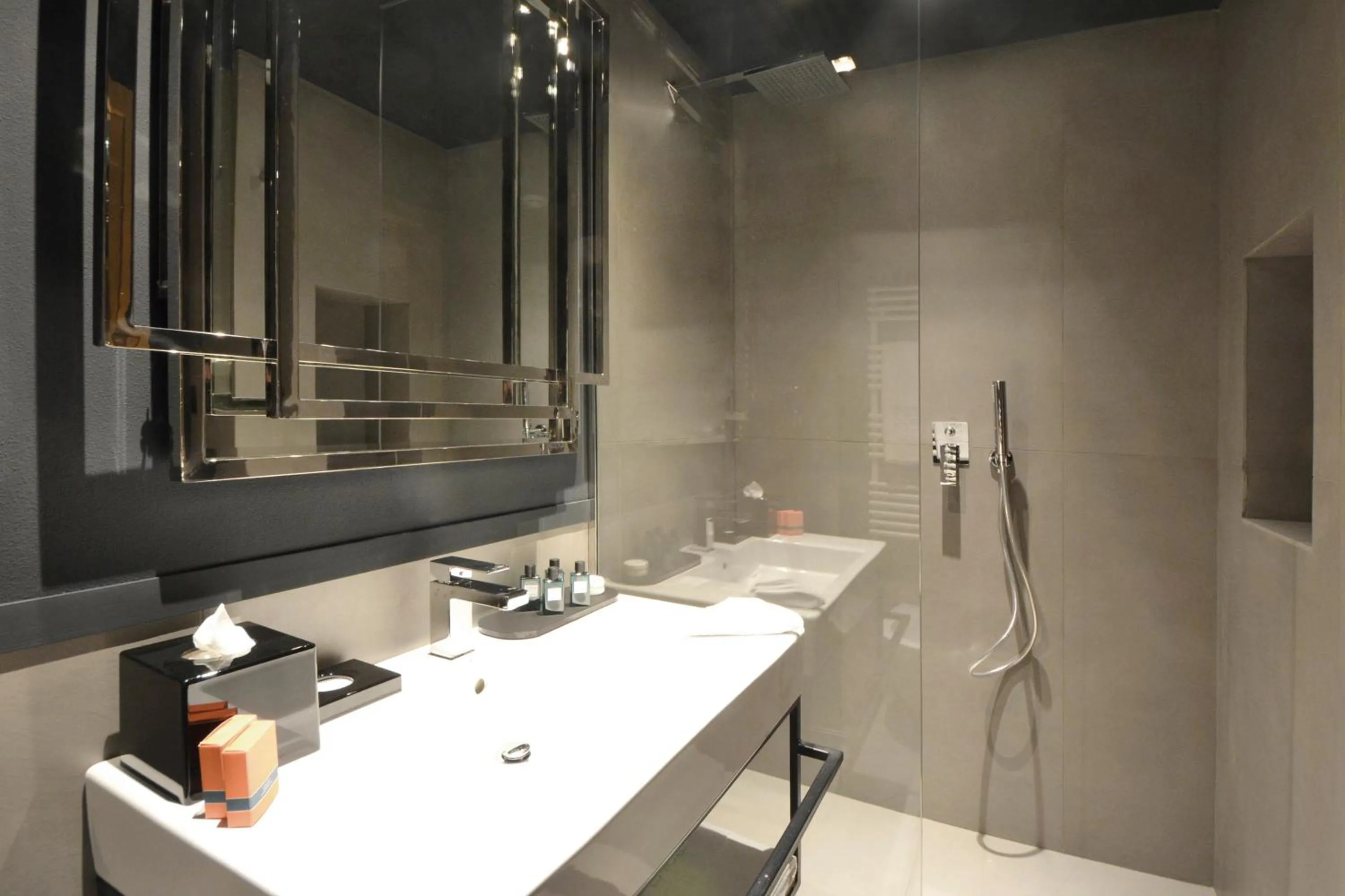 Shower in Parioli Place B&B