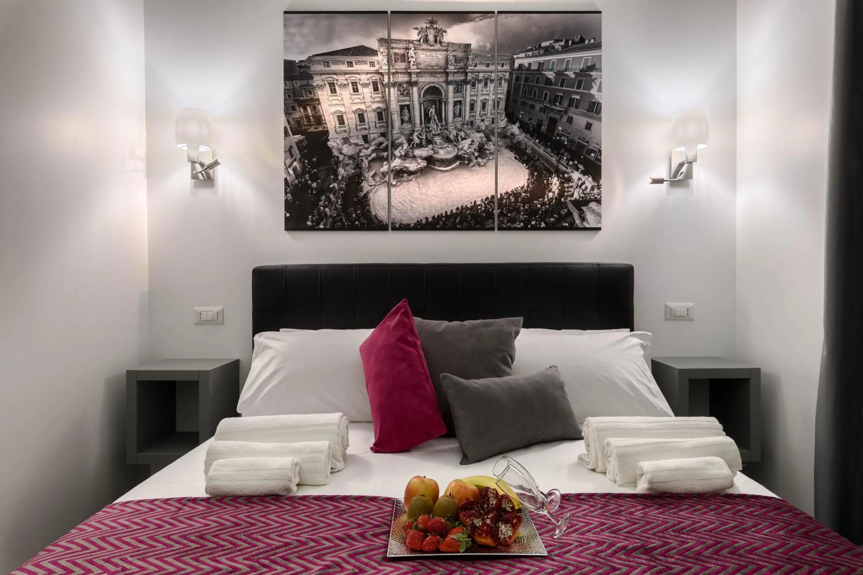 Photo of the whole room, Bed in Room 91-S. Peter