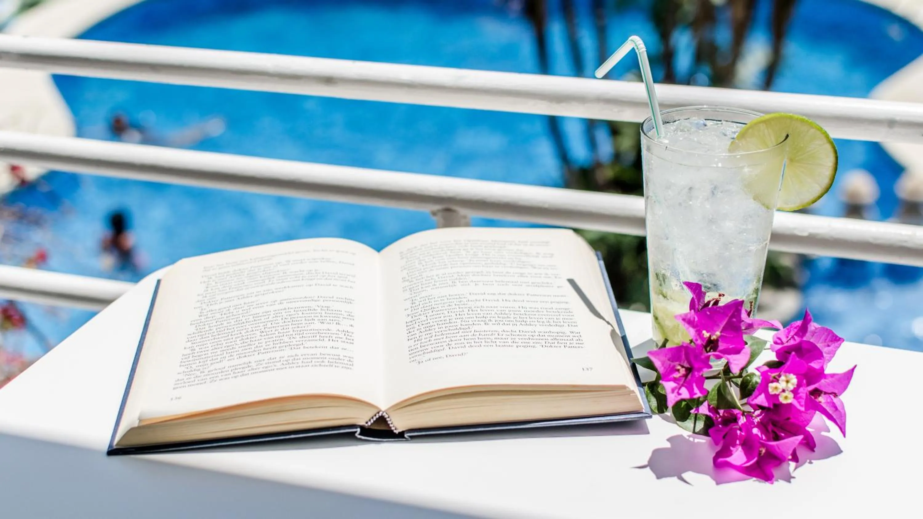 Day in Apartamentos El Faro By Mc