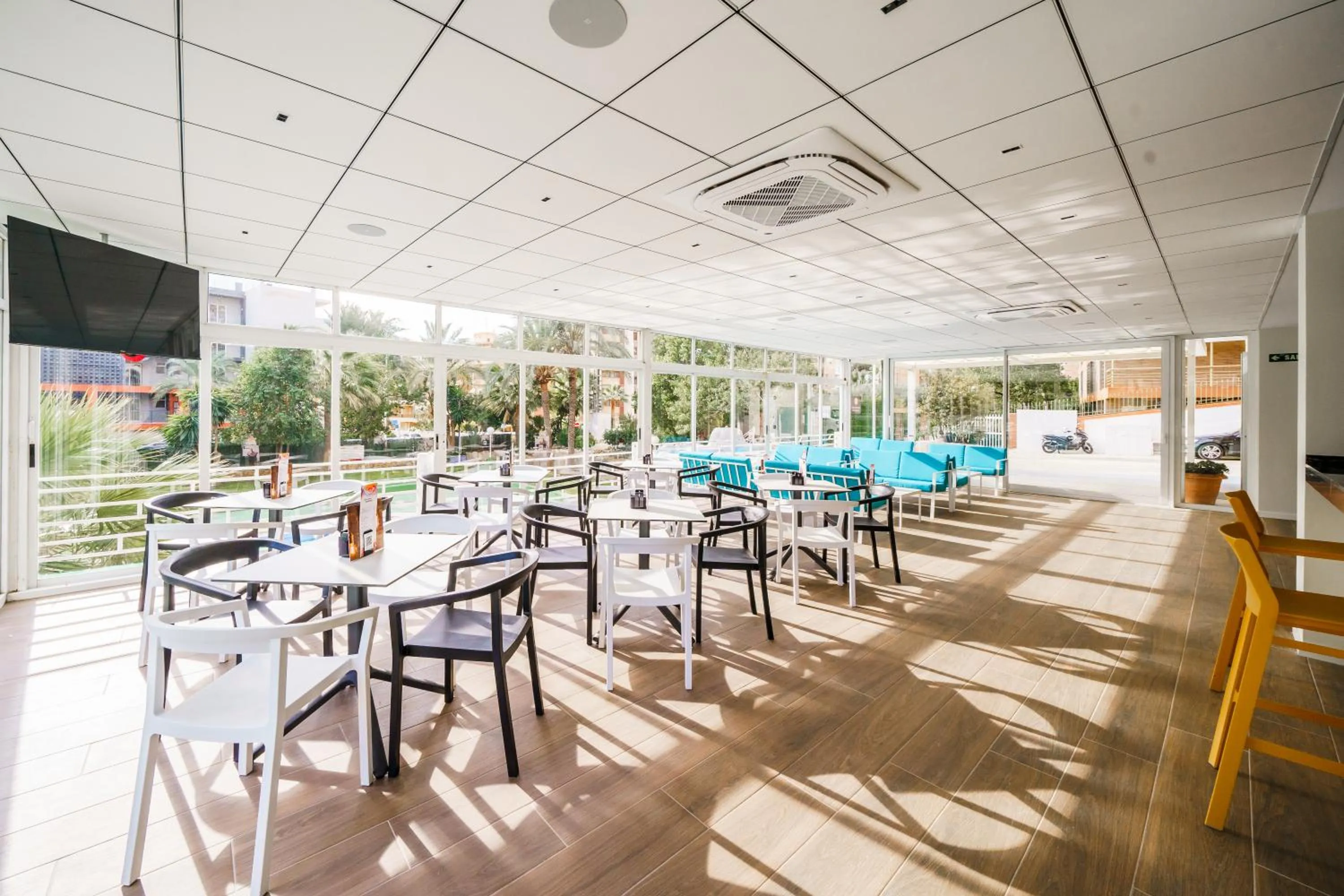 Restaurant/places to eat in Apartamentos El Faro By Mc