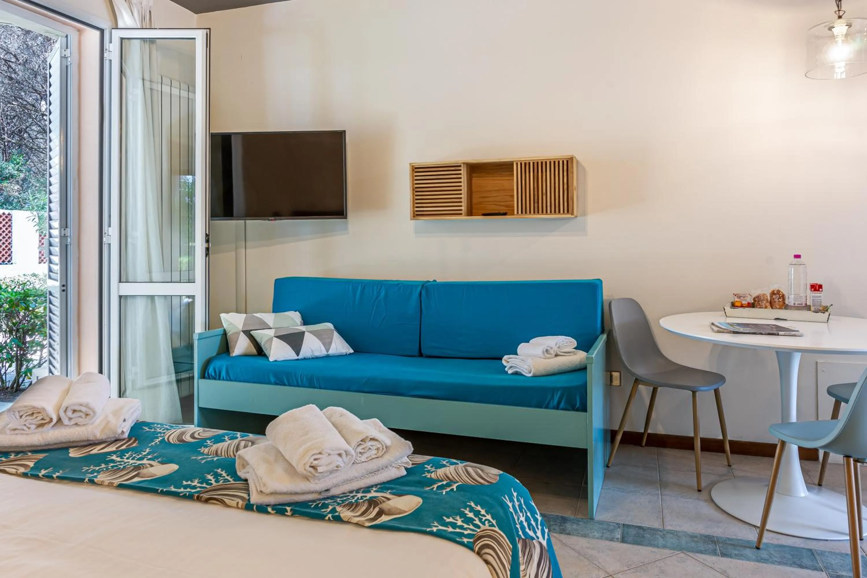 Seating area, Bed in Oleandri Suite Hotel