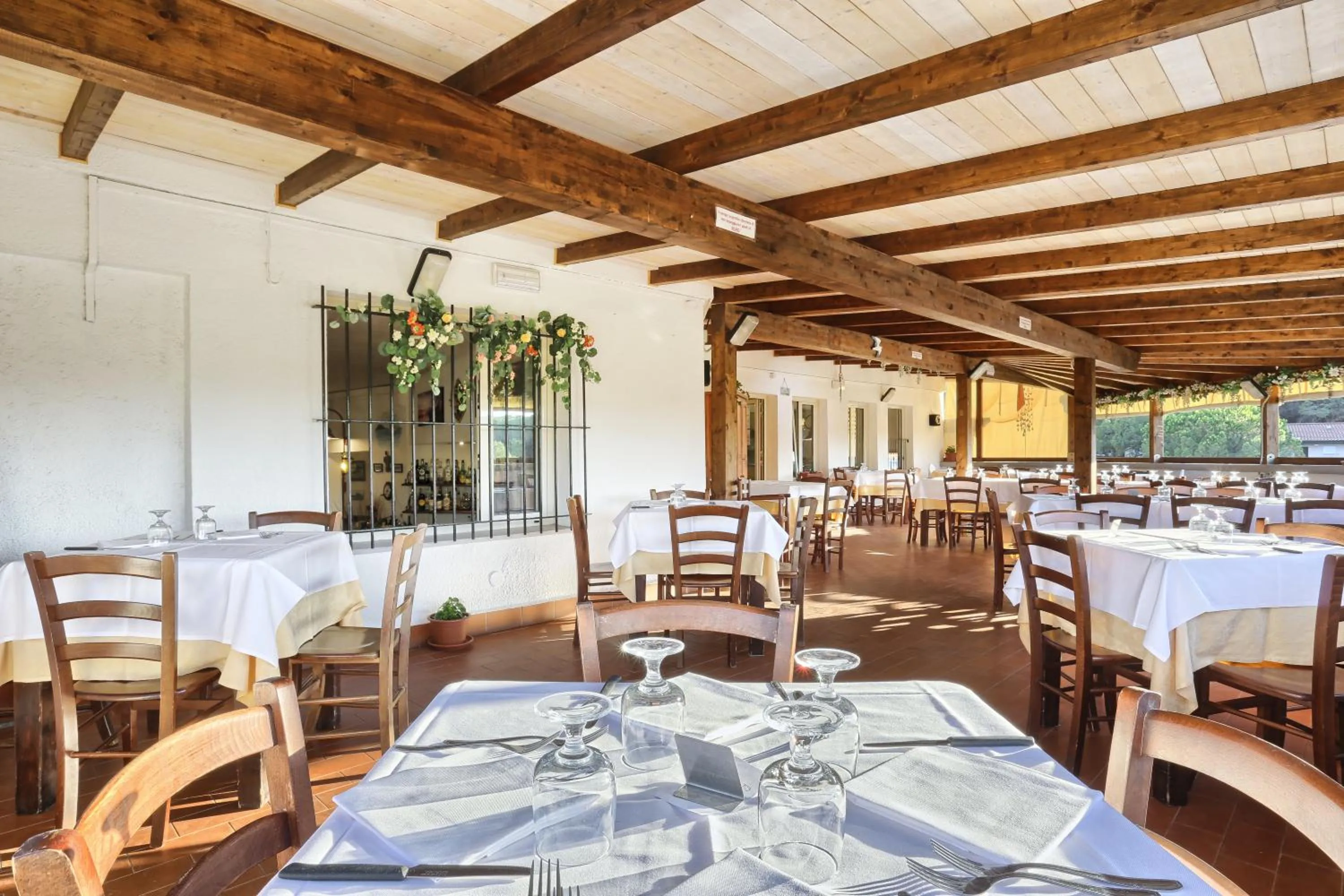 Restaurant/places to eat in Oleandri Suite Hotel