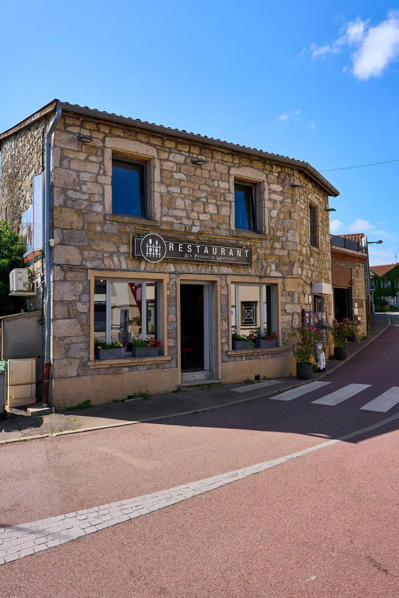 Property building in Aux Prisons de Montagny