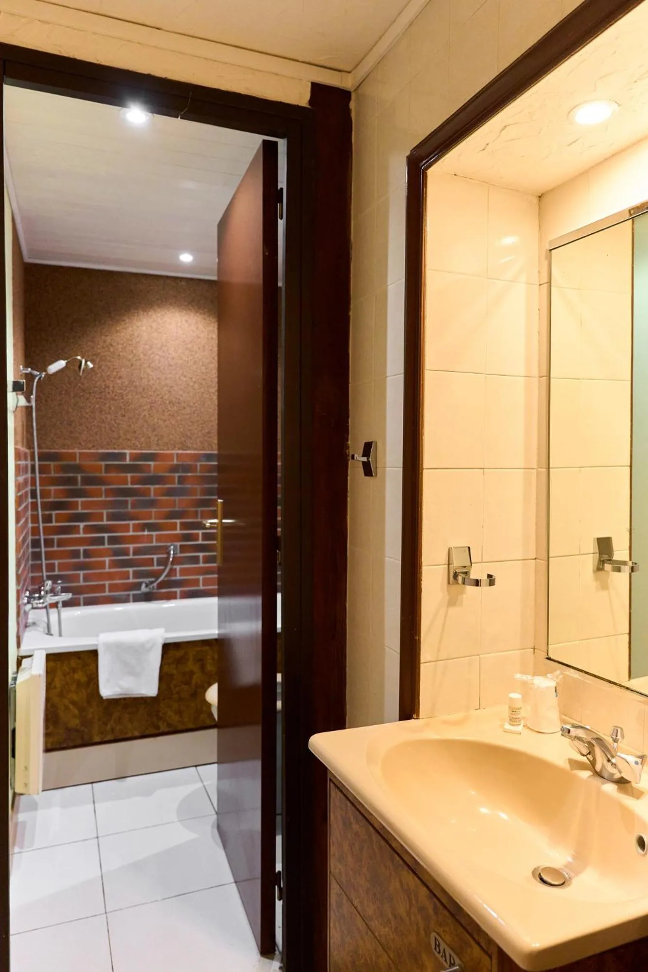 Bathroom in Aux Prisons de Montagny