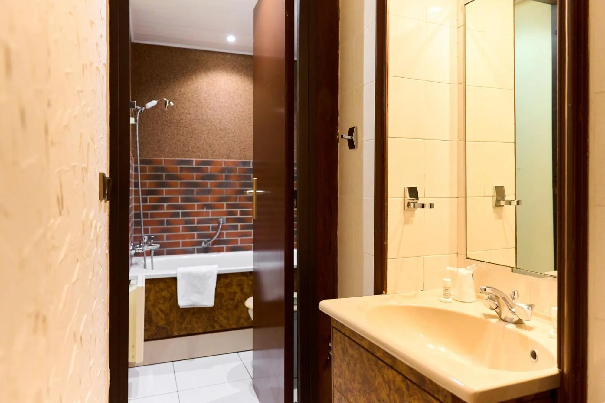 Bathroom in Aux Prisons de Montagny