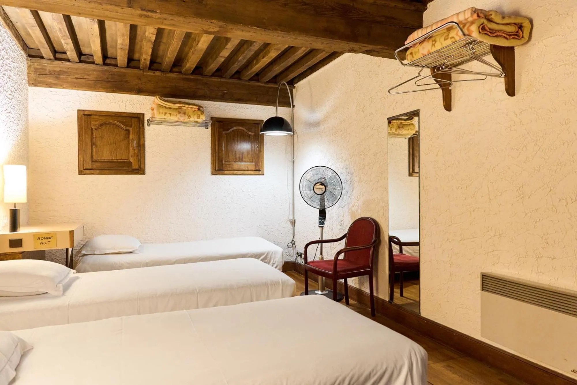 Bed in Aux Prisons de Montagny