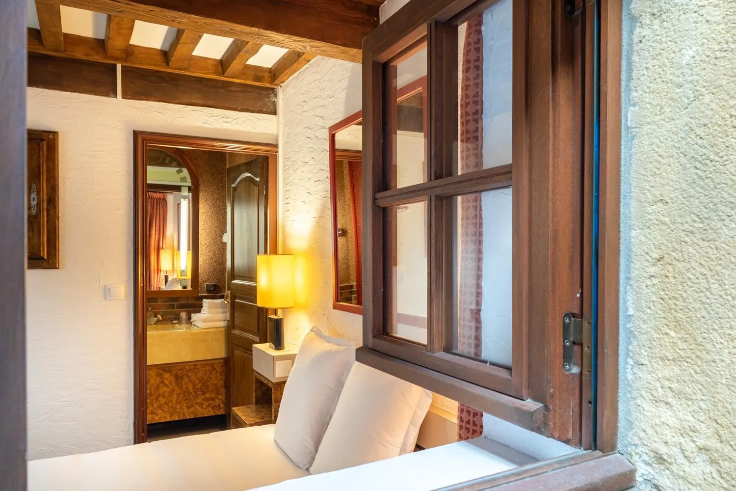 Bed in Aux Prisons de Montagny