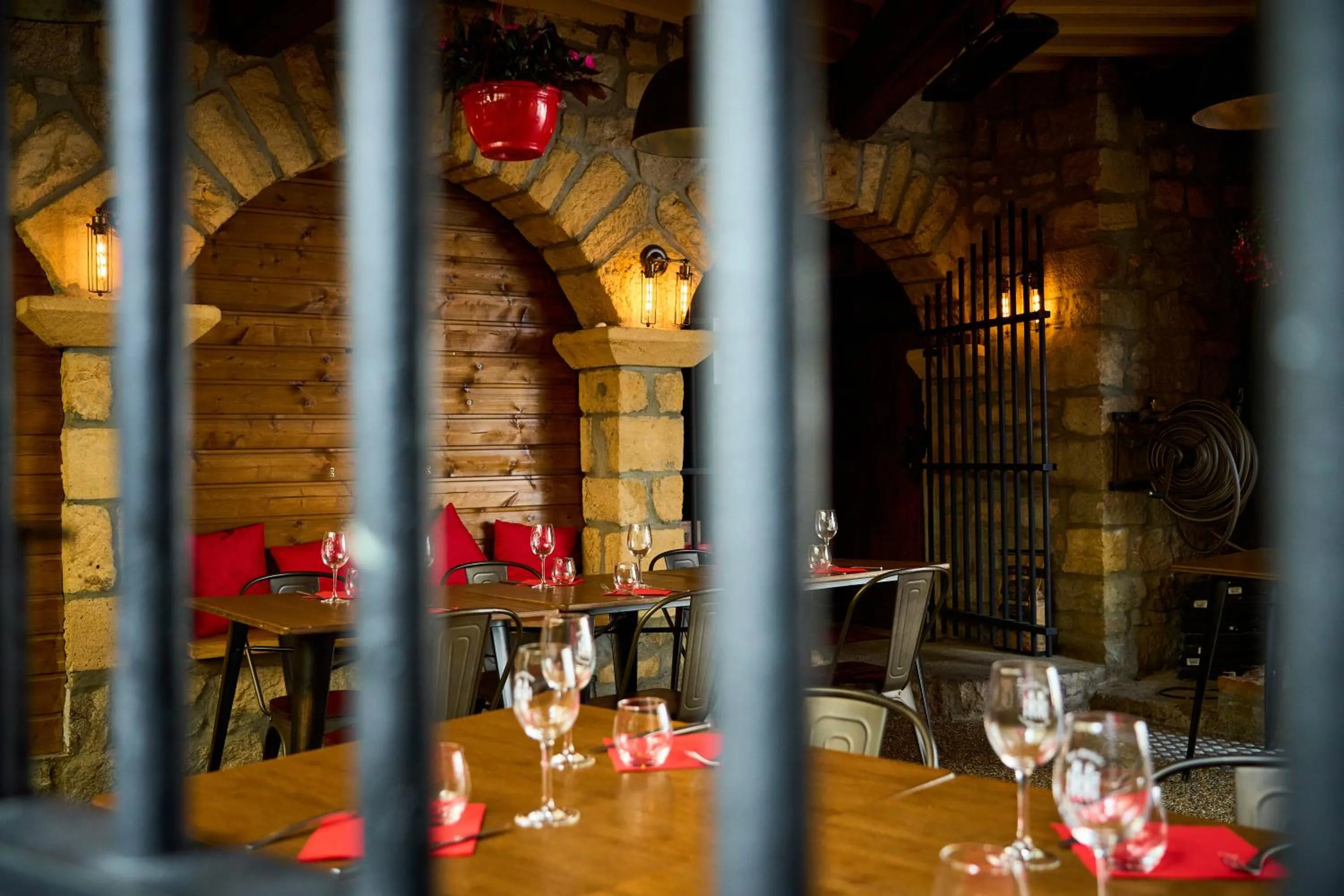 Dining area in Aux Prisons de Montagny