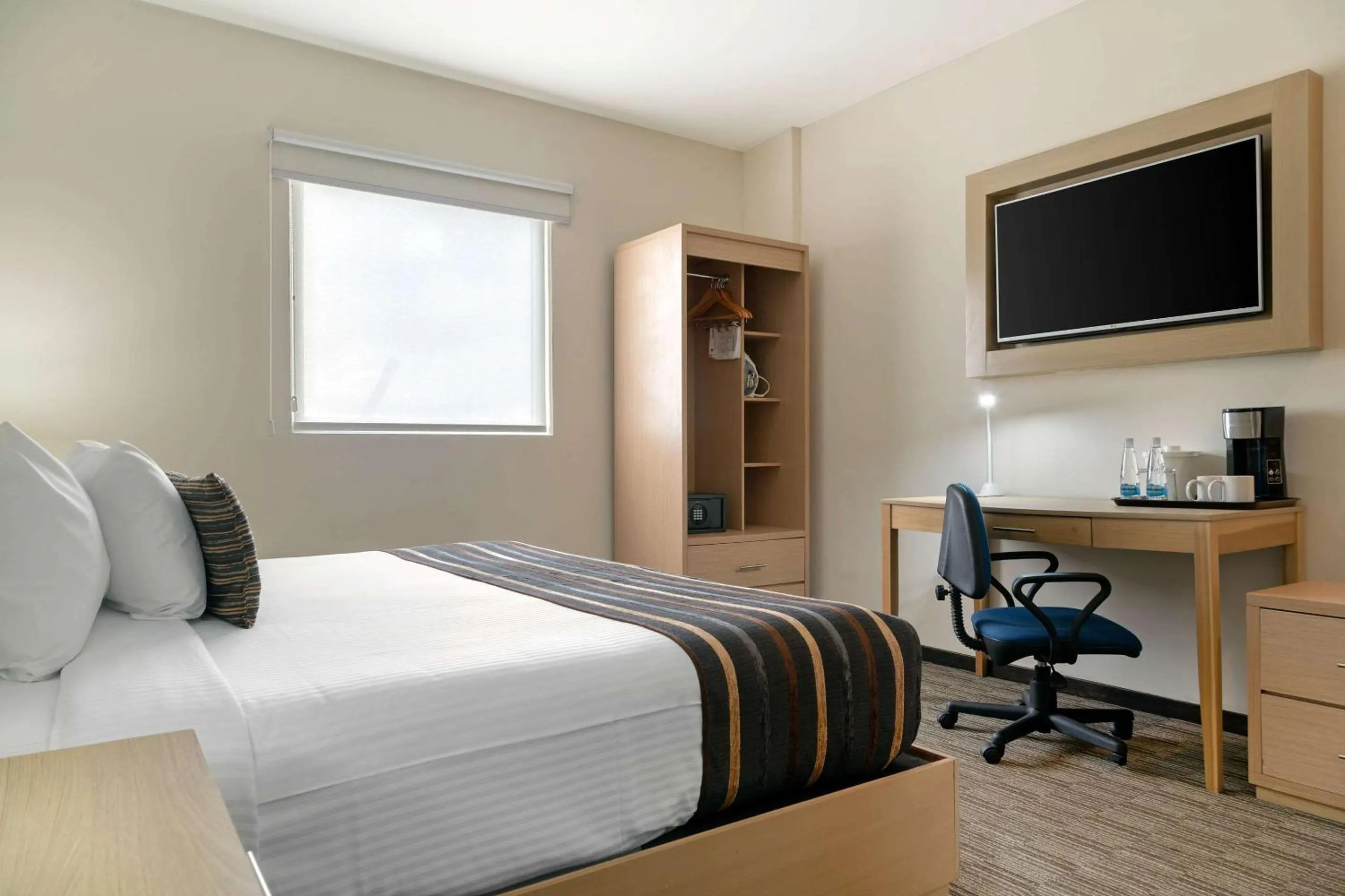 Photo of the whole room, Bed in Sleep Inn Monterrey San Pedro