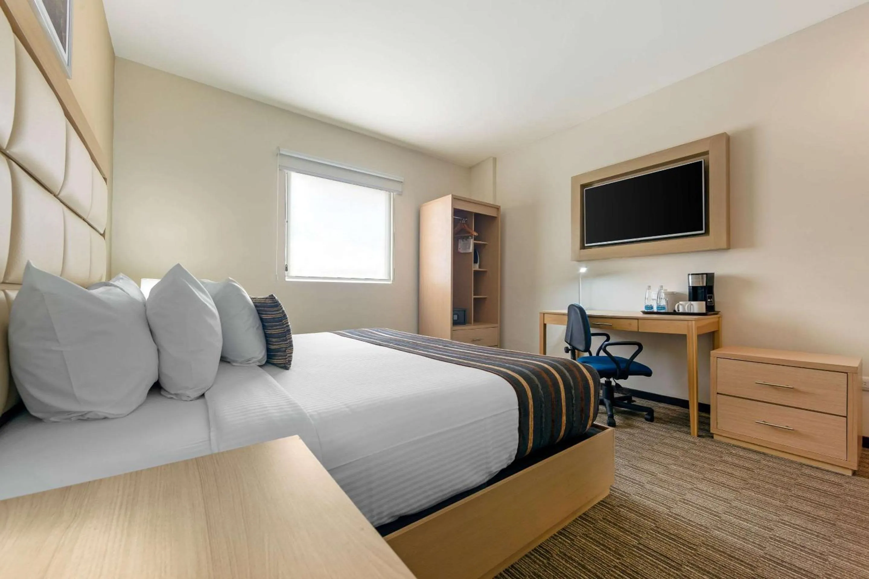 Photo of the whole room, Bed in Sleep Inn Monterrey San Pedro