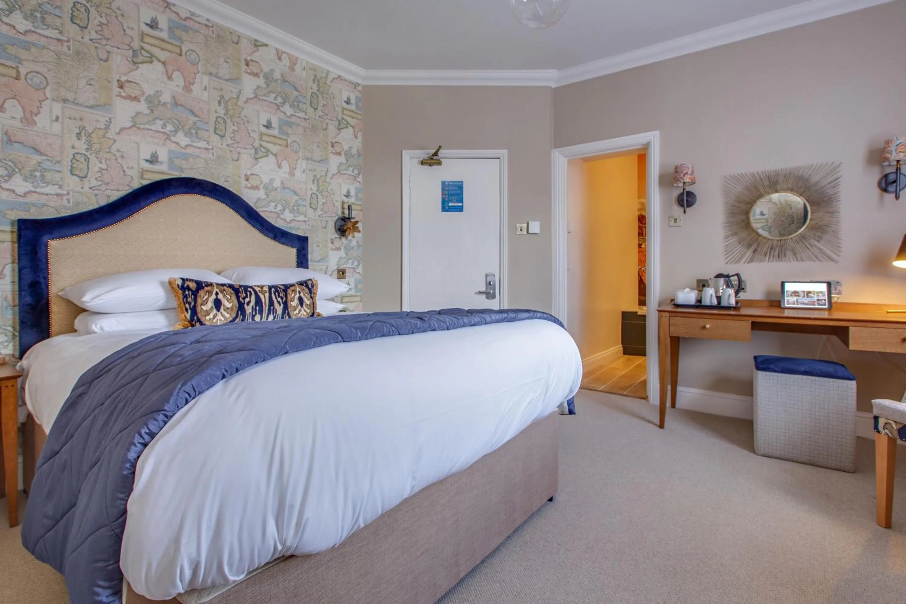 Photo of the whole room, Bed in The Maids Head Hotel