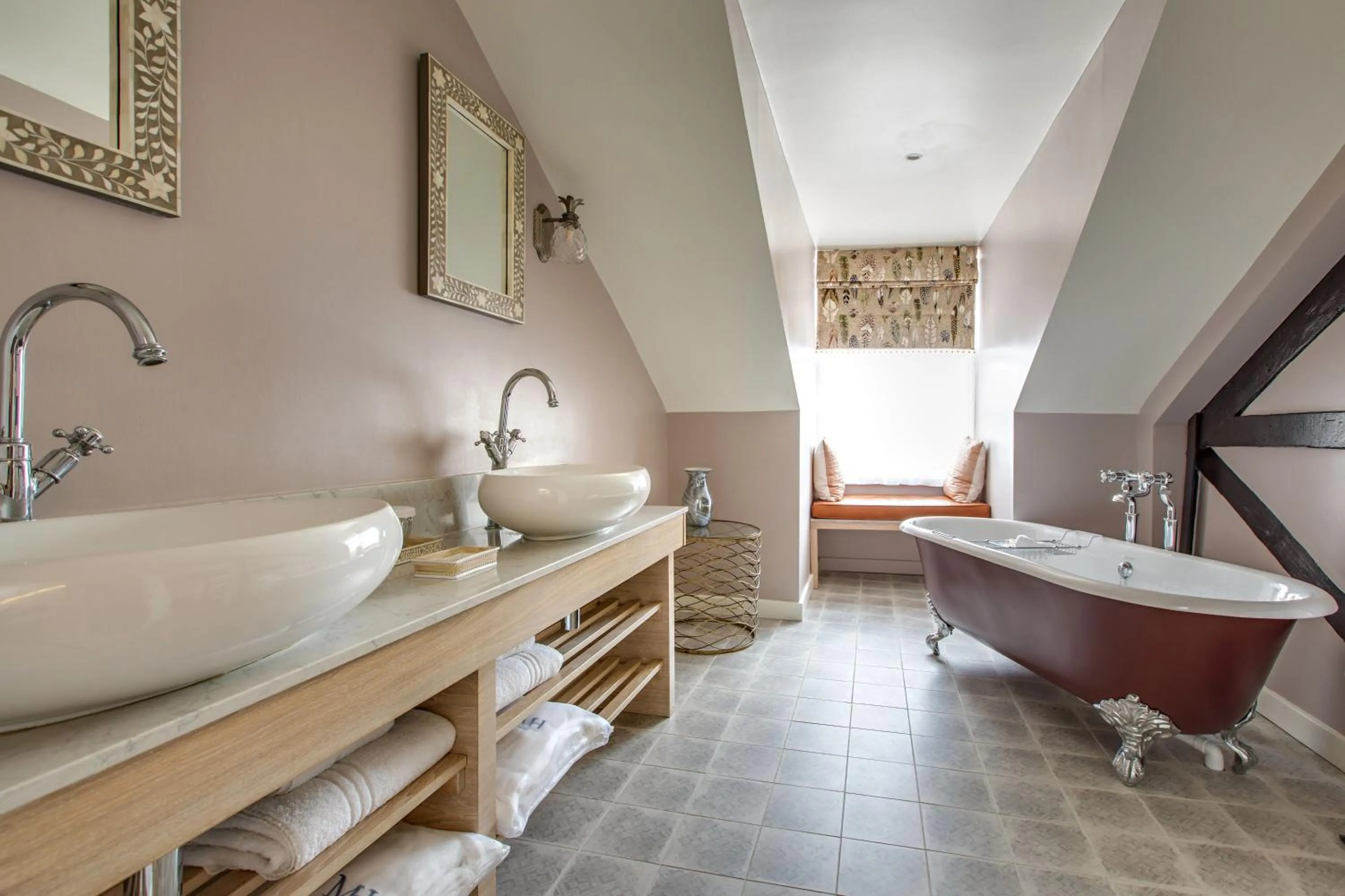 Bathroom in The Maids Head Hotel