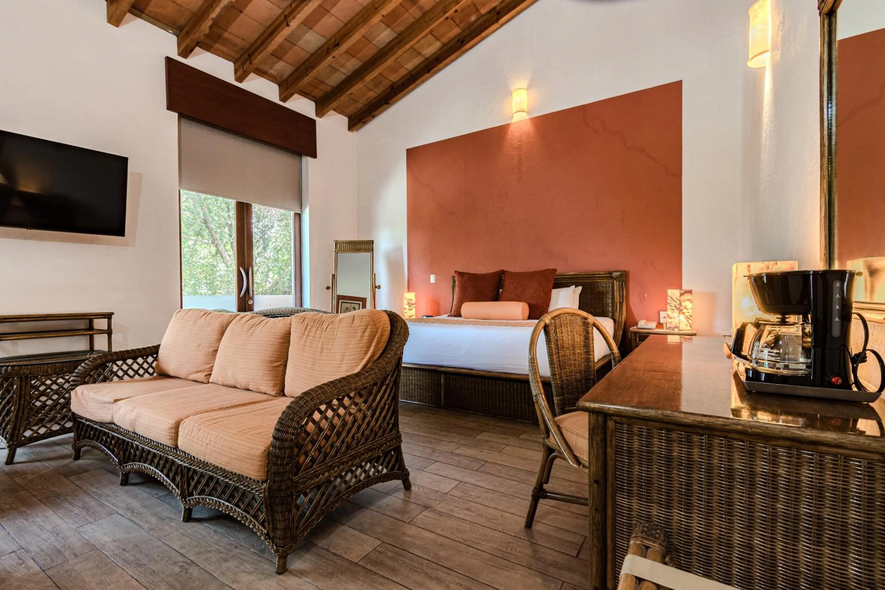 Living room, Bed in Radisson Hotel Cuernavaca