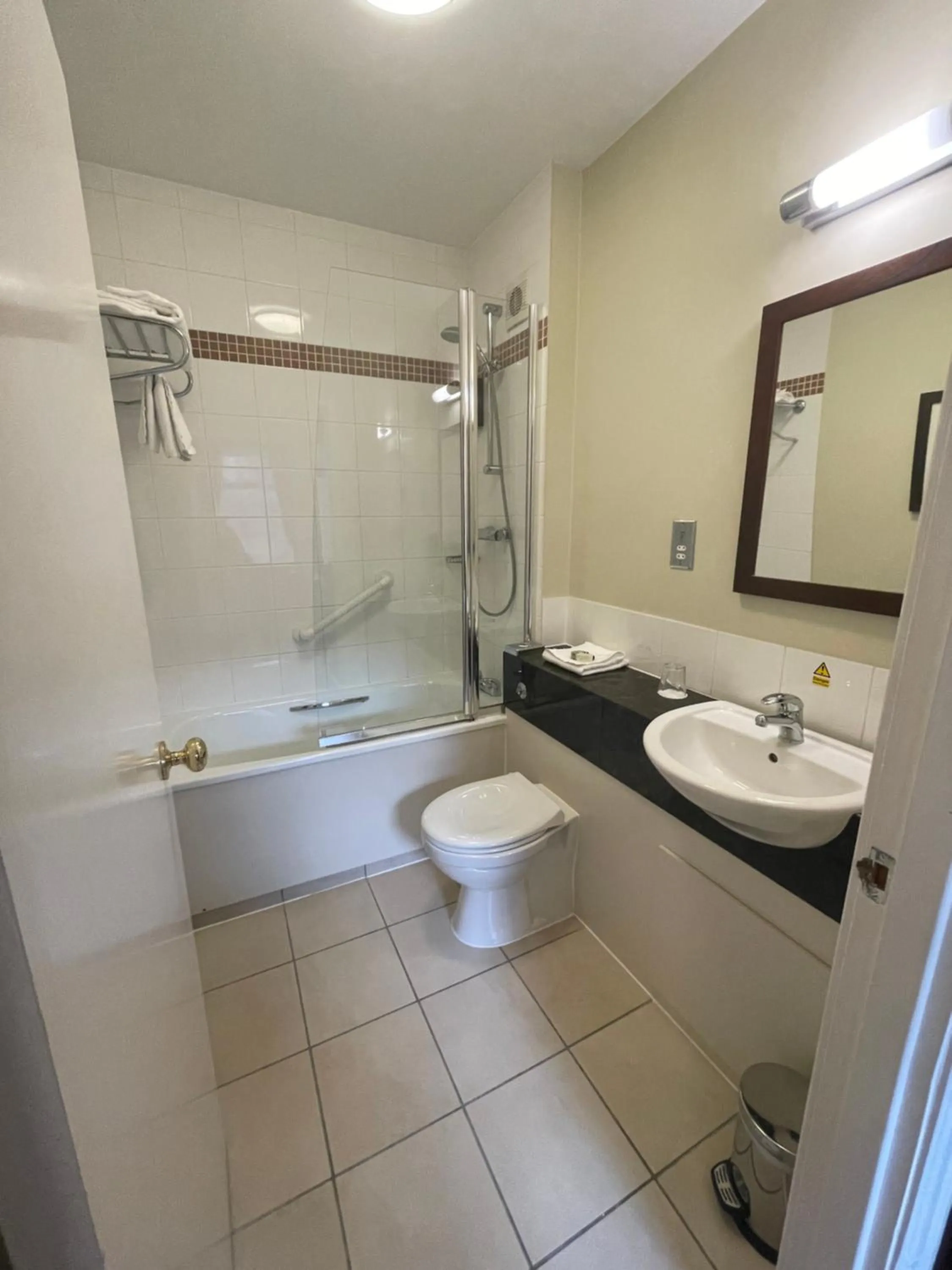 Bathroom in Clarion Hotel Charlecote Pheasant