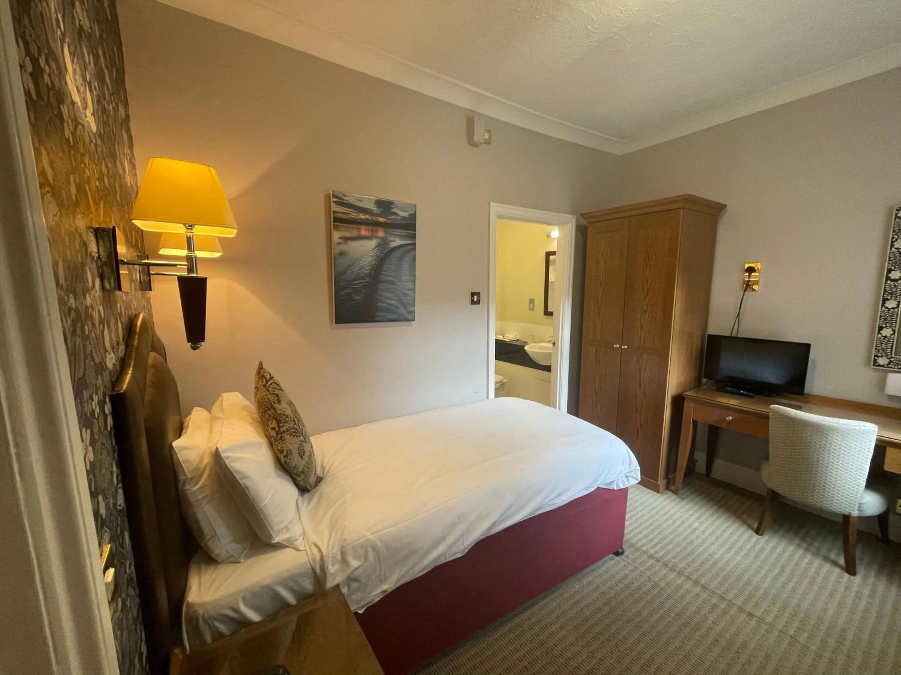 Bedroom, Bed in Clarion Hotel Charlecote Pheasant