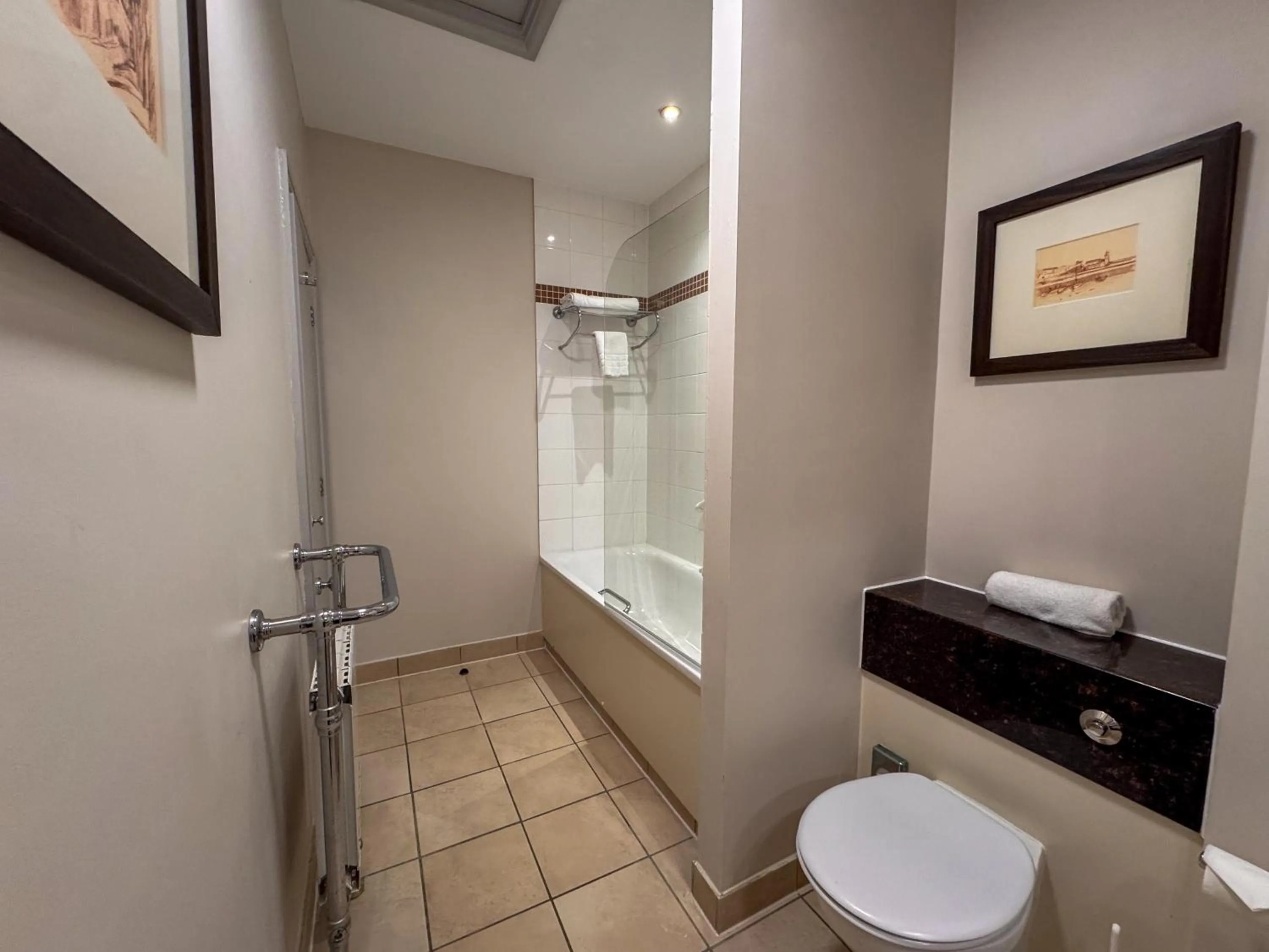 Bathroom in Clarion Hotel Charlecote Pheasant