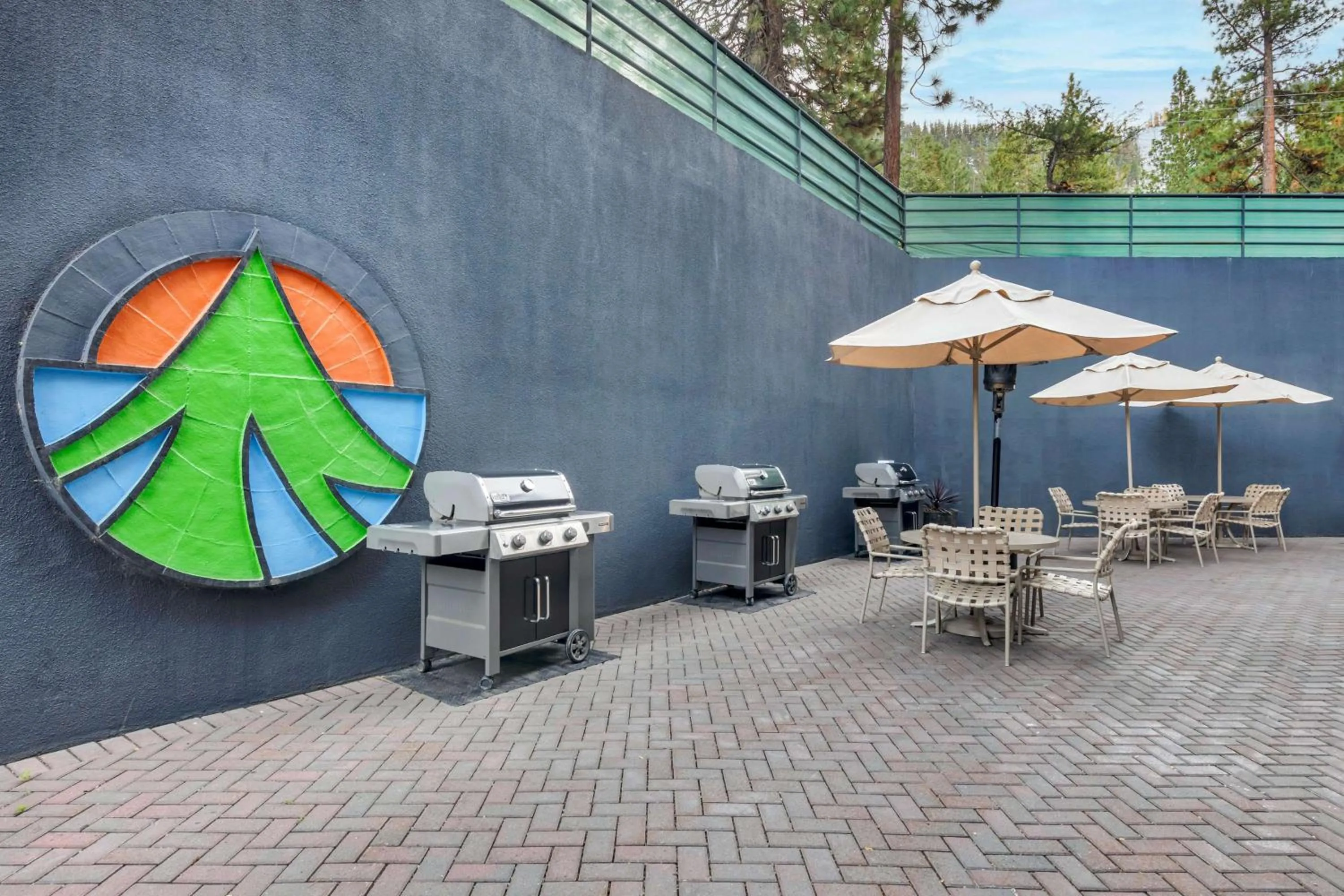 Dining area in Hilton Vacation Club Tahoe Seasons Lake Tahoe