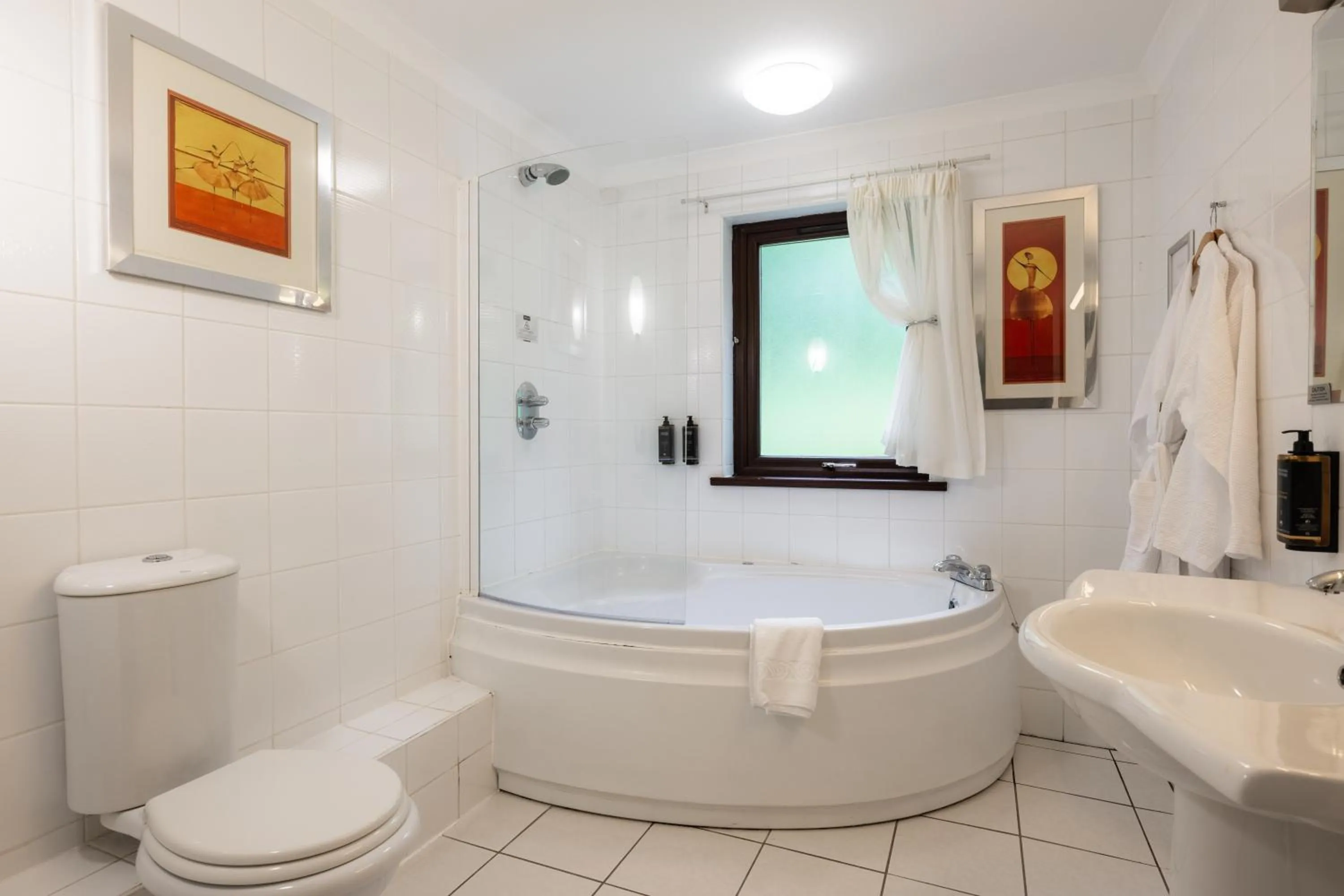 Bathroom in Mercure Newcastle George Washington Hotel Golf & Spa